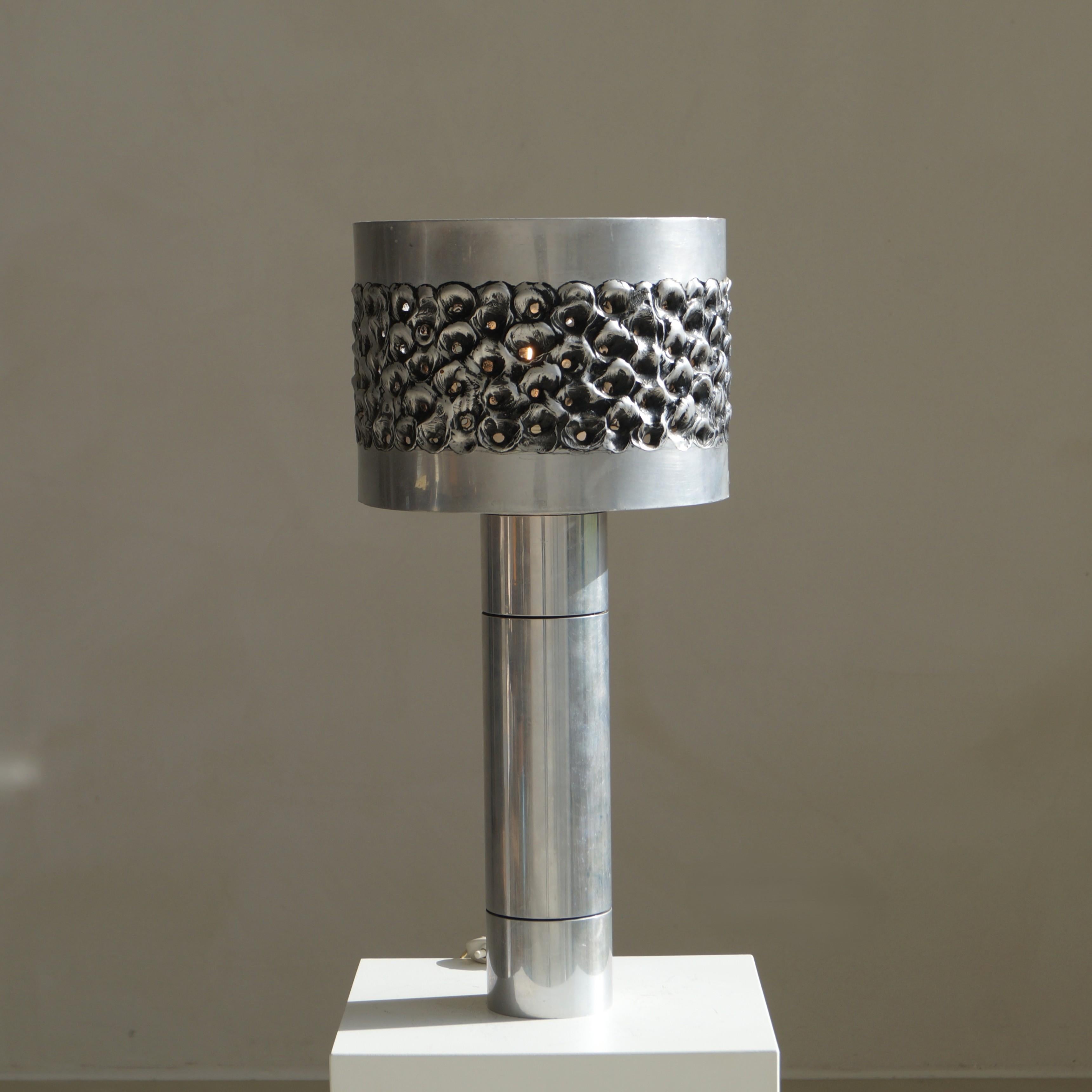 An early 1960s brutalist tablelamp by Belgian goldsmith Willy Luyckx for Aluclair (and wears the label with both names inside the base). The base is made from thick aluminium in a tubular shape. The lampshade, which can come off, is also aluminium,