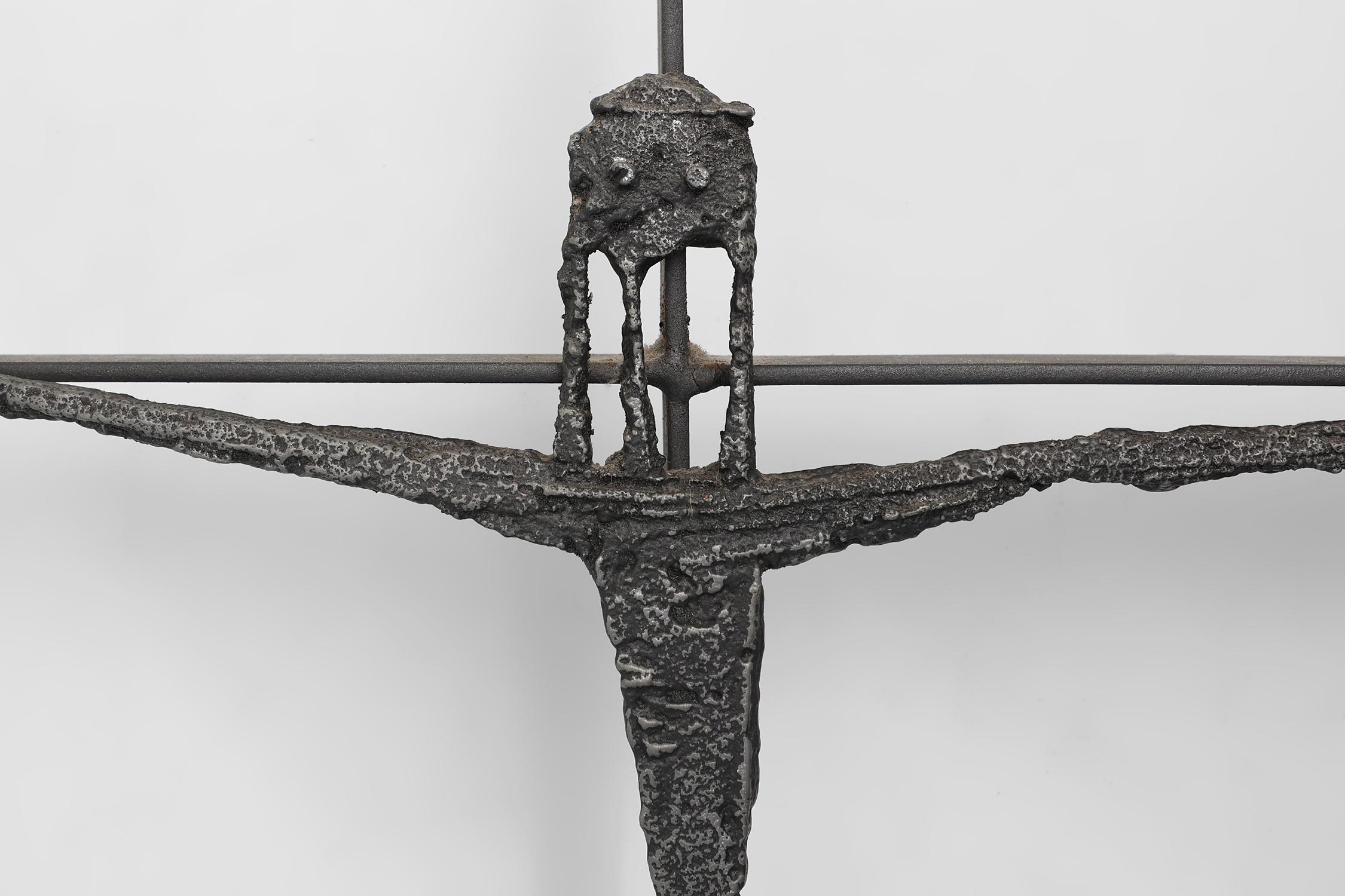 Belgique / 1960 / Crucifix / Pia Manu / fer / Milieu du siècle

Un crucifix brutaliste du milieu du siècle, saisissant et atmosphérique, créé par le célèbre studio d'art belge Pia Manu vers 1960. Forgée en fer, cette sculpture murale expressive