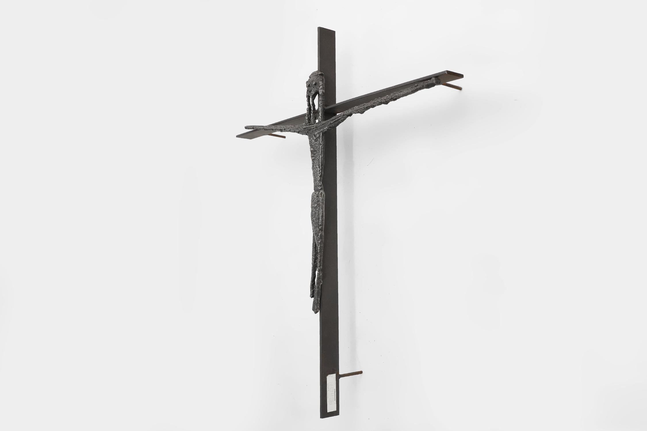Sculpture murale brutale en forme de crucifix en fer soudé par Pia Manu, milieu du 20e siècle Bon état - En vente à Meulebeke, BE