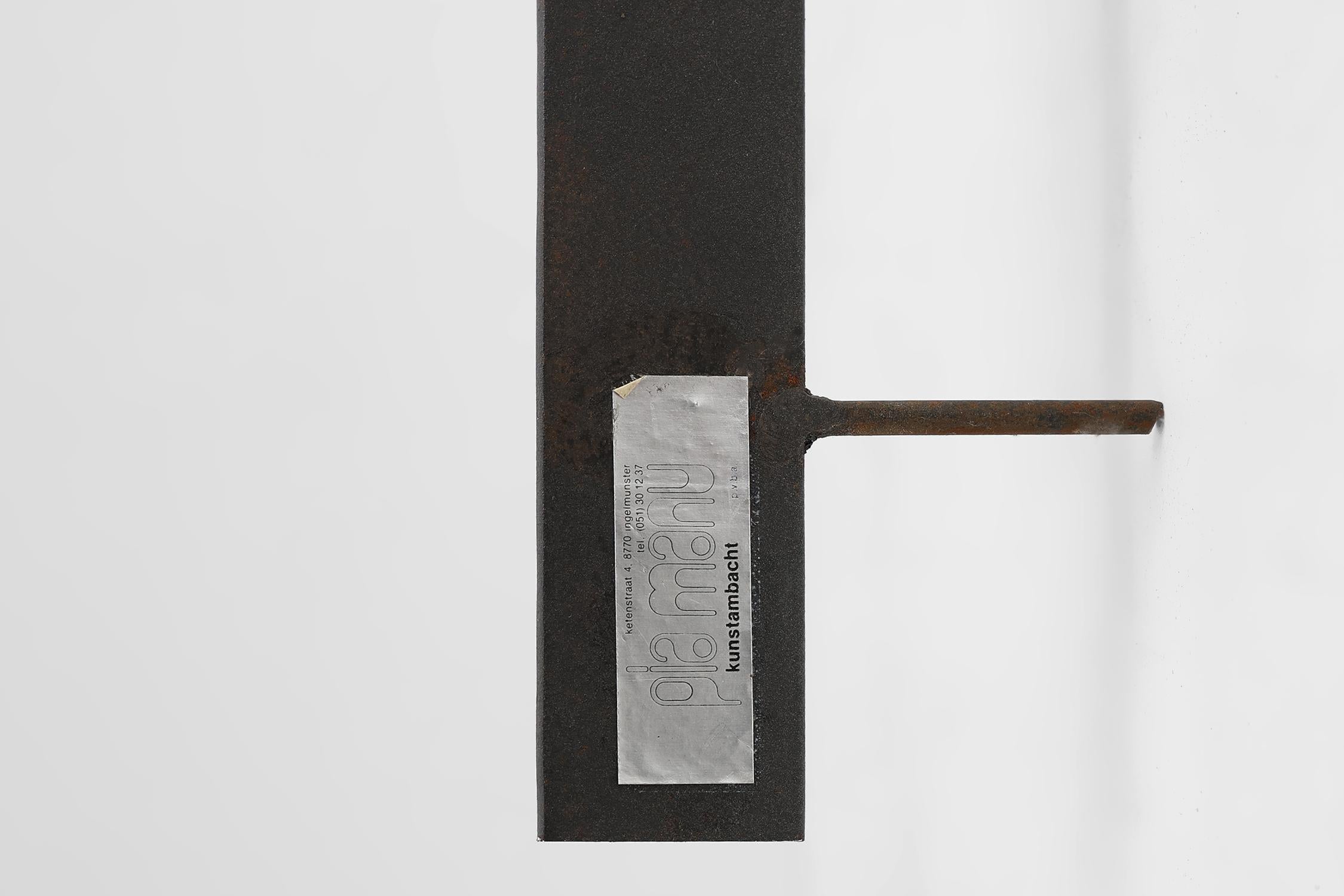 Milieu du XXe siècle Sculpture murale brutale en forme de crucifix en fer soudé par Pia Manu, milieu du 20e siècle en vente