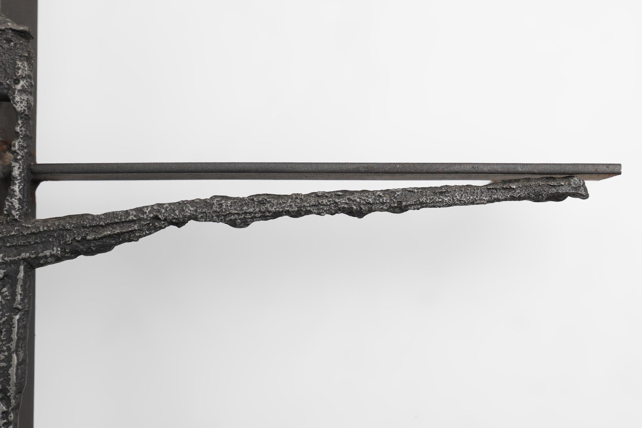 Sculpture murale brutale en forme de crucifix en fer soudé par Pia Manu, milieu du 20e siècle en vente 2