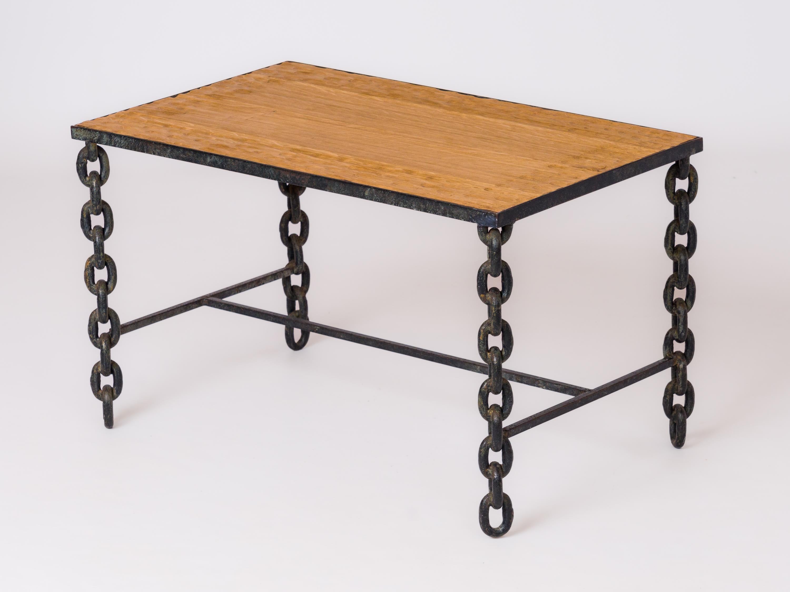 Table d'appoint avec structure en chaîne marine soudée et entretoise en acier. Reflets de bronze visibles sous la peinture noire. 
Le tableau n'a pas été restauré.
Plateau en chêne massif avec une bordure taillée à la gouge autour du contour.
En bon