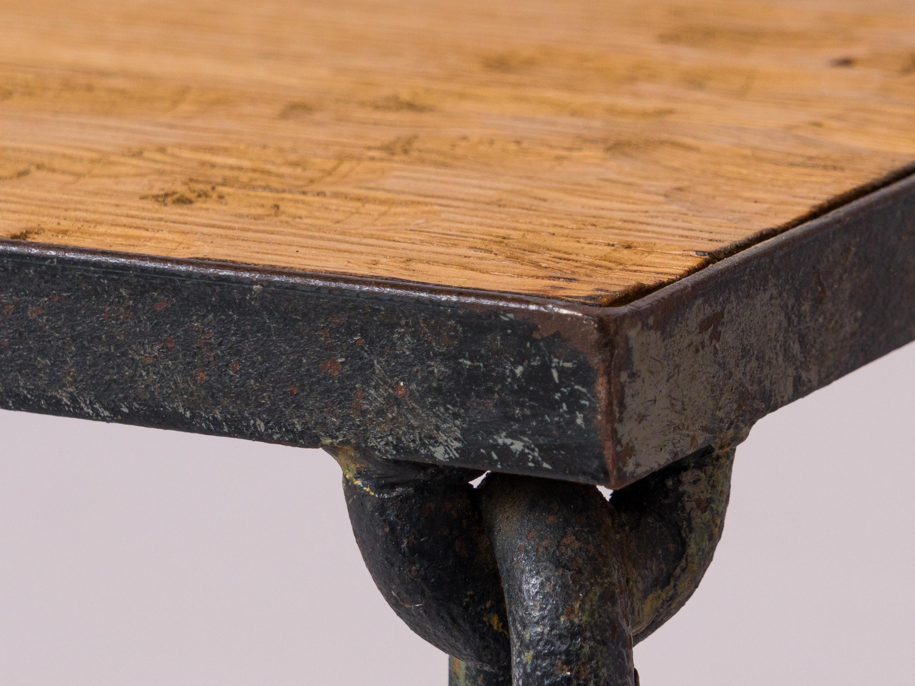 Acier Table d'appoint marine soudée brutaliste w. Plateau en chêne massif taillé à la gouge - France 1970's en vente