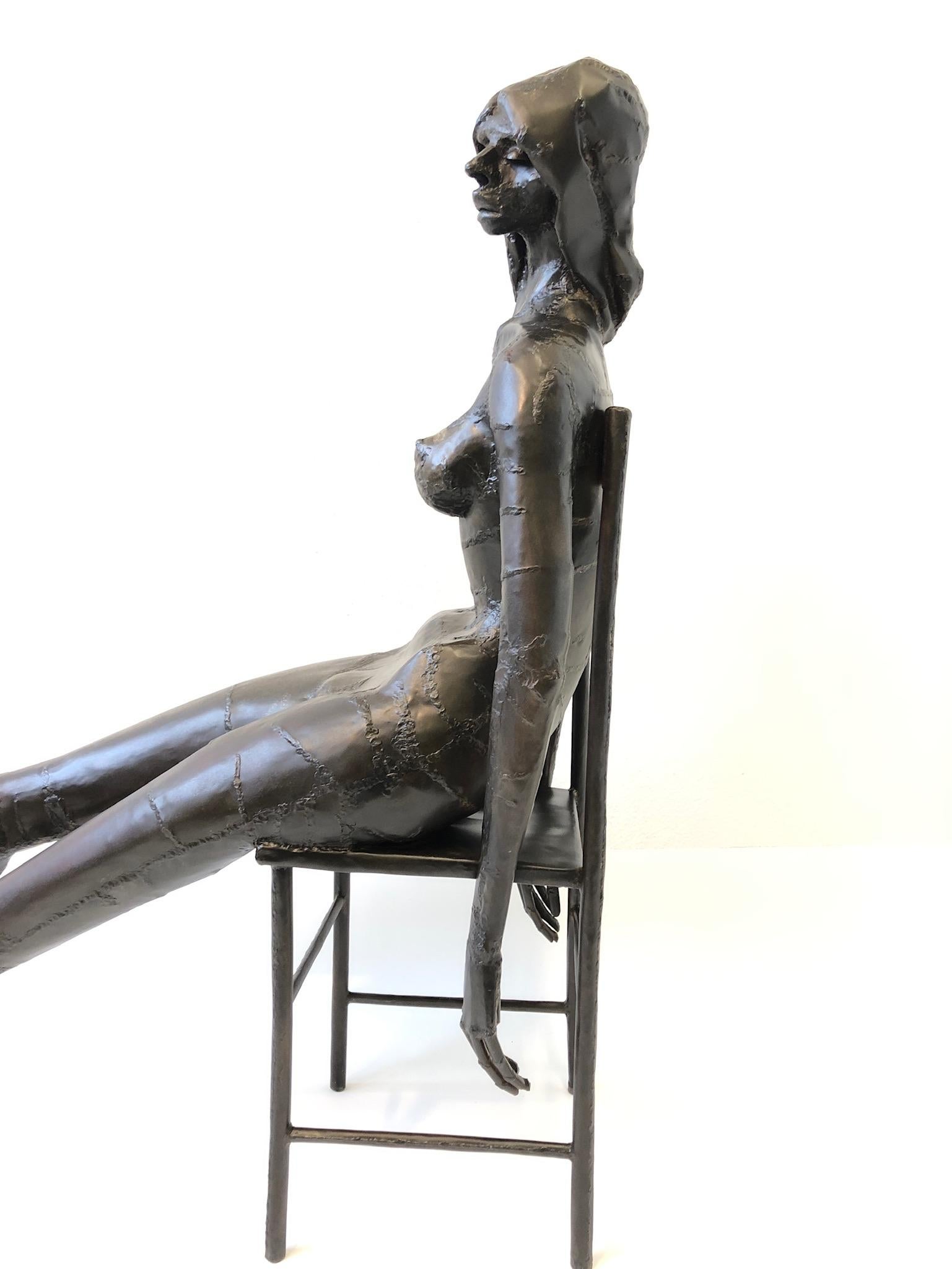 Skulptur eines weiblichen Akts auf einem Stuhl aus geschweißtem Stahl von Gene Logan, brutalistischer Stil (amerikanisch)