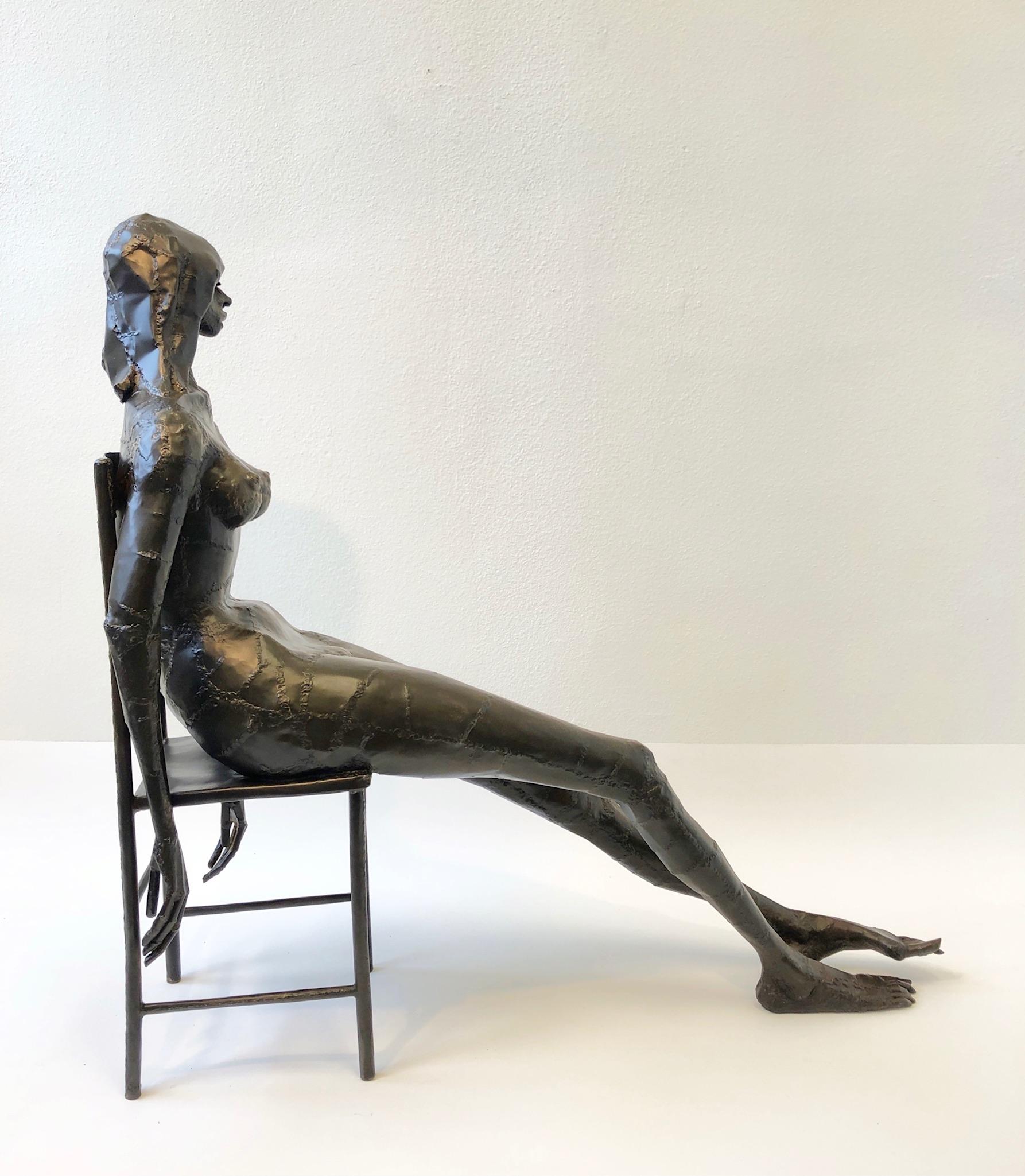 Skulptur eines weiblichen Akts auf einem Stuhl aus geschweißtem Stahl von Gene Logan, brutalistischer Stil (Geschweißt)