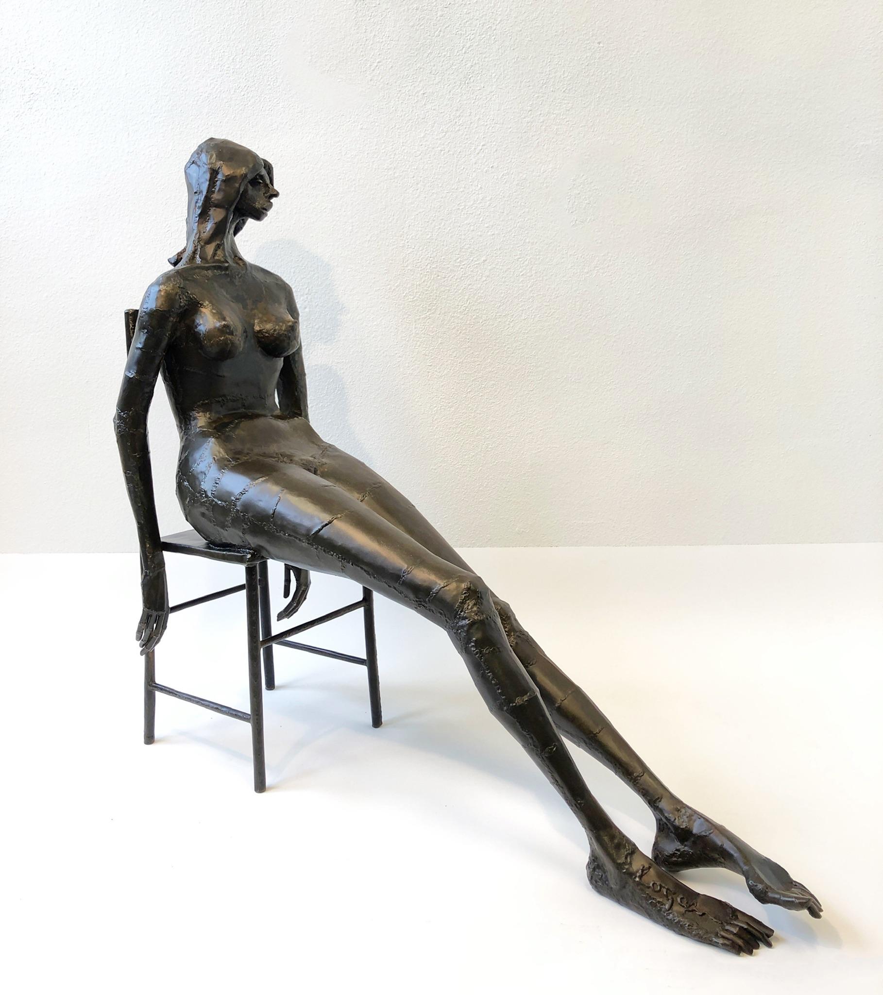 Skulptur eines weiblichen Akts auf einem Stuhl aus geschweißtem Stahl von Gene Logan, brutalistischer Stil im Zustand „Hervorragend“ in Palm Springs, CA