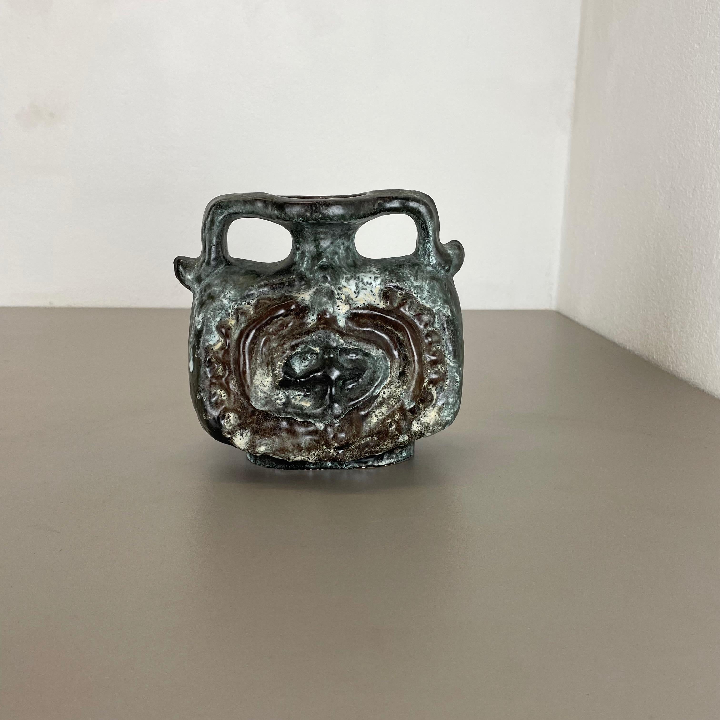 Artikel:

Fette Lava-Kunstvase


Modell: 305


Produzent:

Ruscha, Deutschland



Jahrzehnt:

1970s




Diese originelle Vintage-Vase wurde in den 1970er Jahren in Deutschland hergestellt. Sie ist aus Keramik in fetter