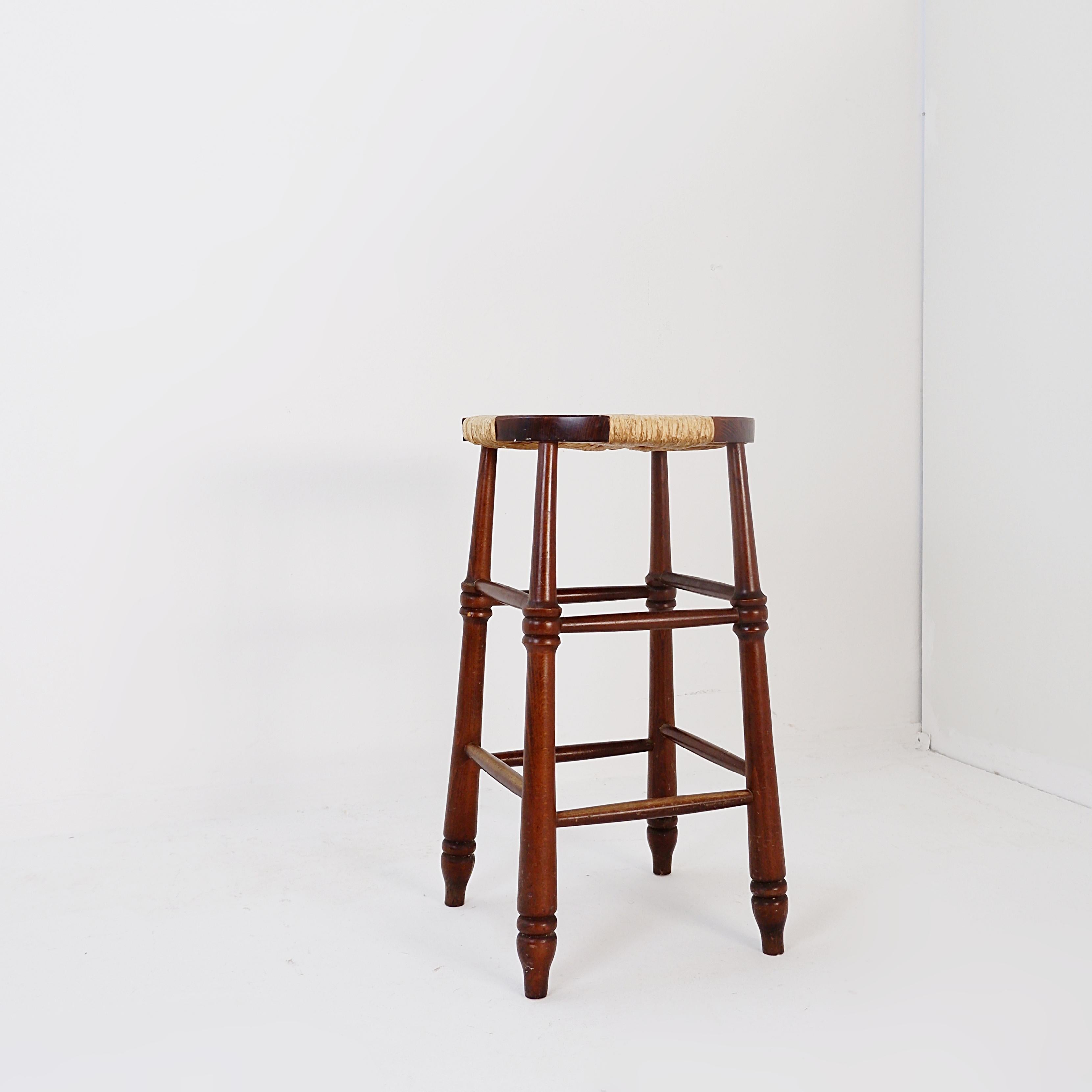 Brutalistischer Hocker aus Holz und Reisstroh - 1970er
Brutalistisch - Natürliche Dekoration - Chalet
Maße: Ø Sitz : 33cm H:60cm 

 