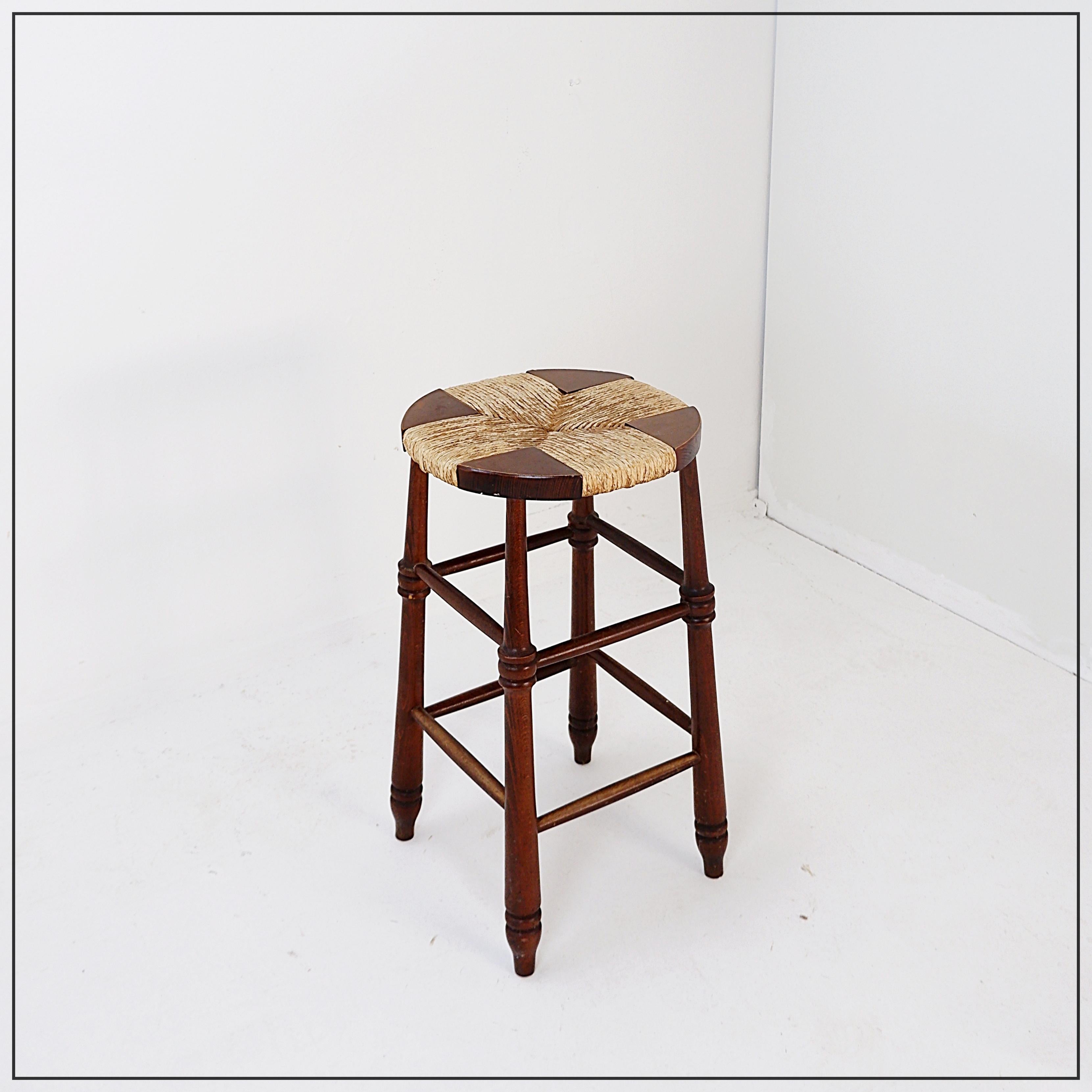 Brutalistischer Hocker aus Holz und Reisstroh - 1970er (Kampagne) im Angebot