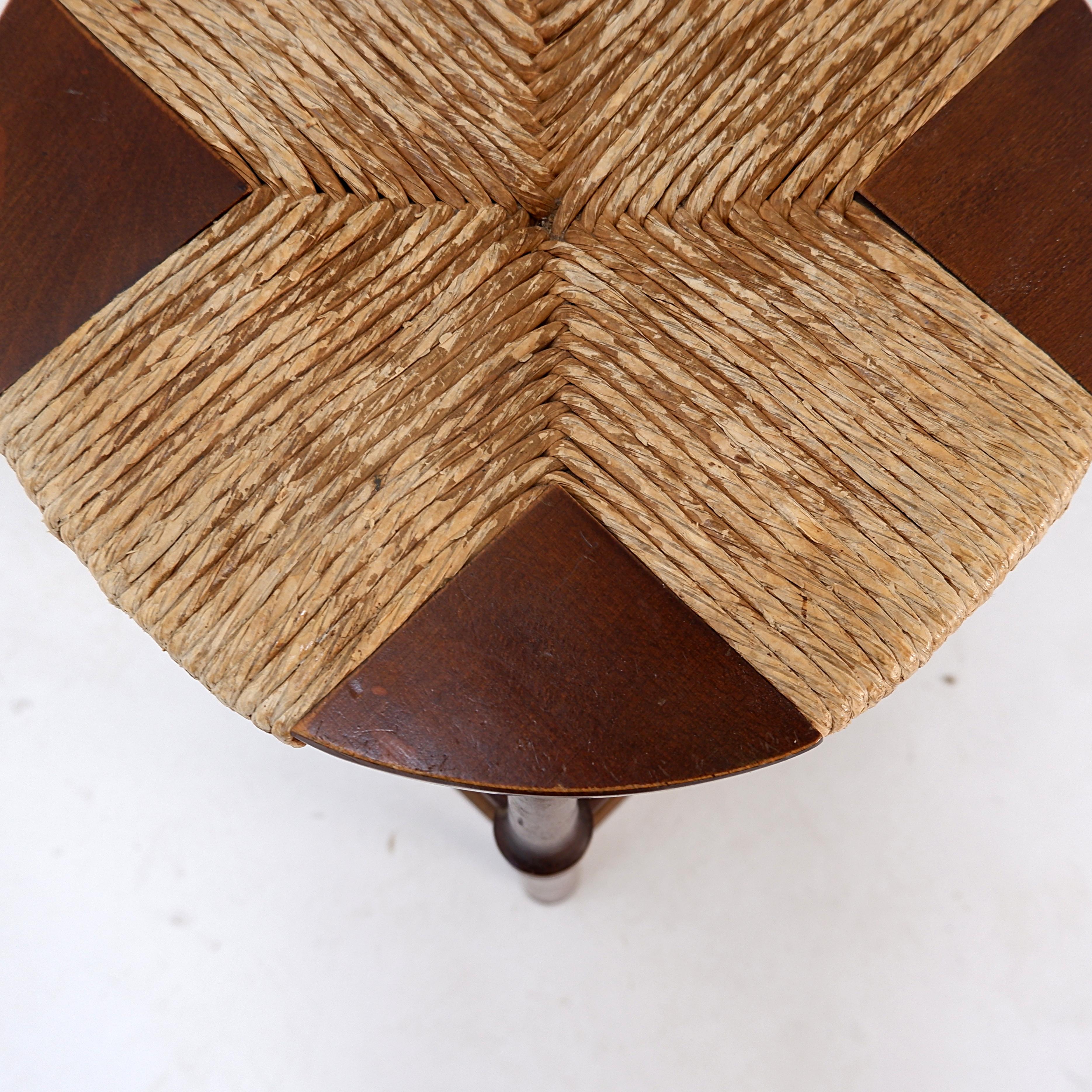 Brutalistischer Hocker aus Holz und Reisstroh - 1970er im Zustand „Gut“ im Angebot in Linkebeek, BE