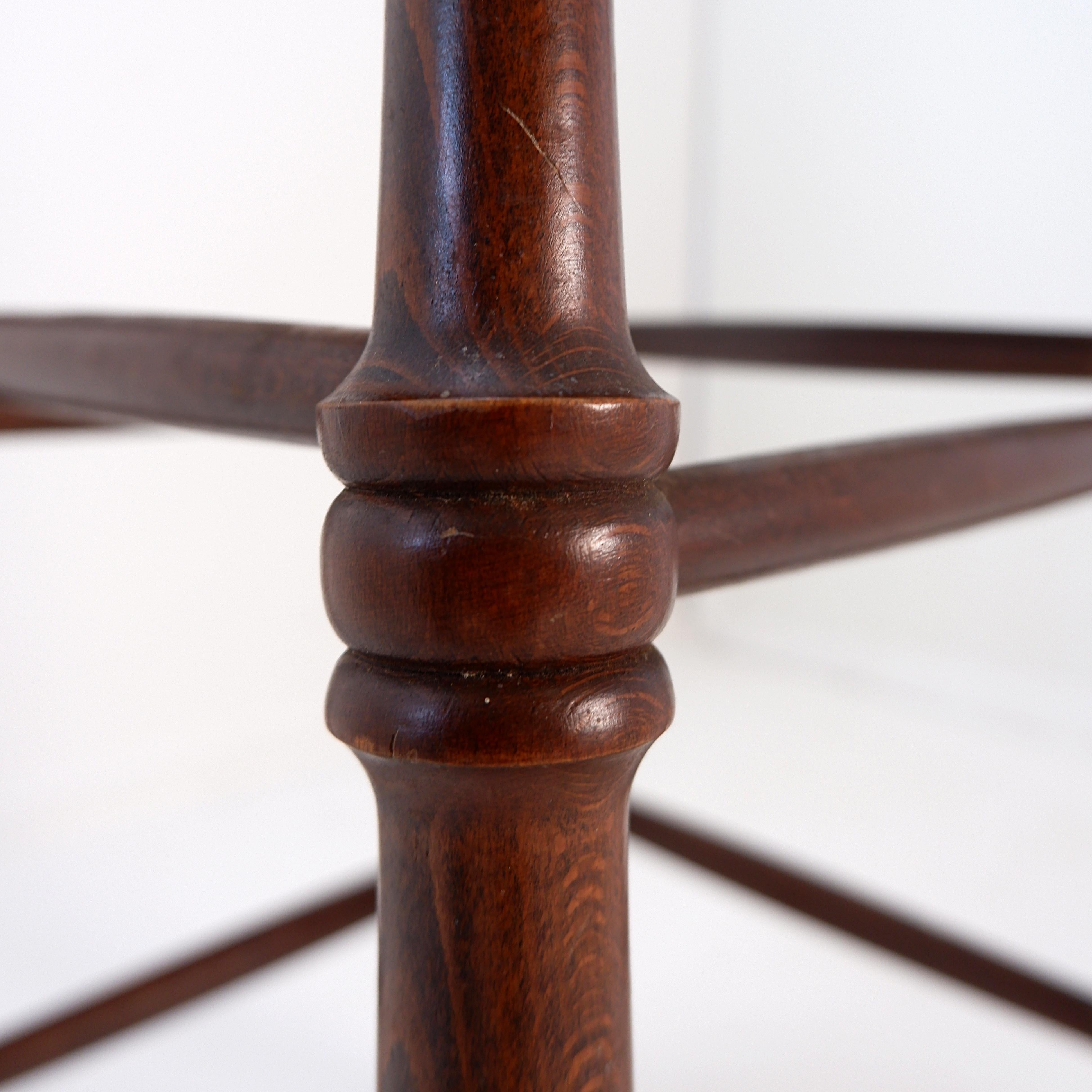 Brutalistischer Hocker aus Holz und Reisstroh - 1970er (20. Jahrhundert) im Angebot
