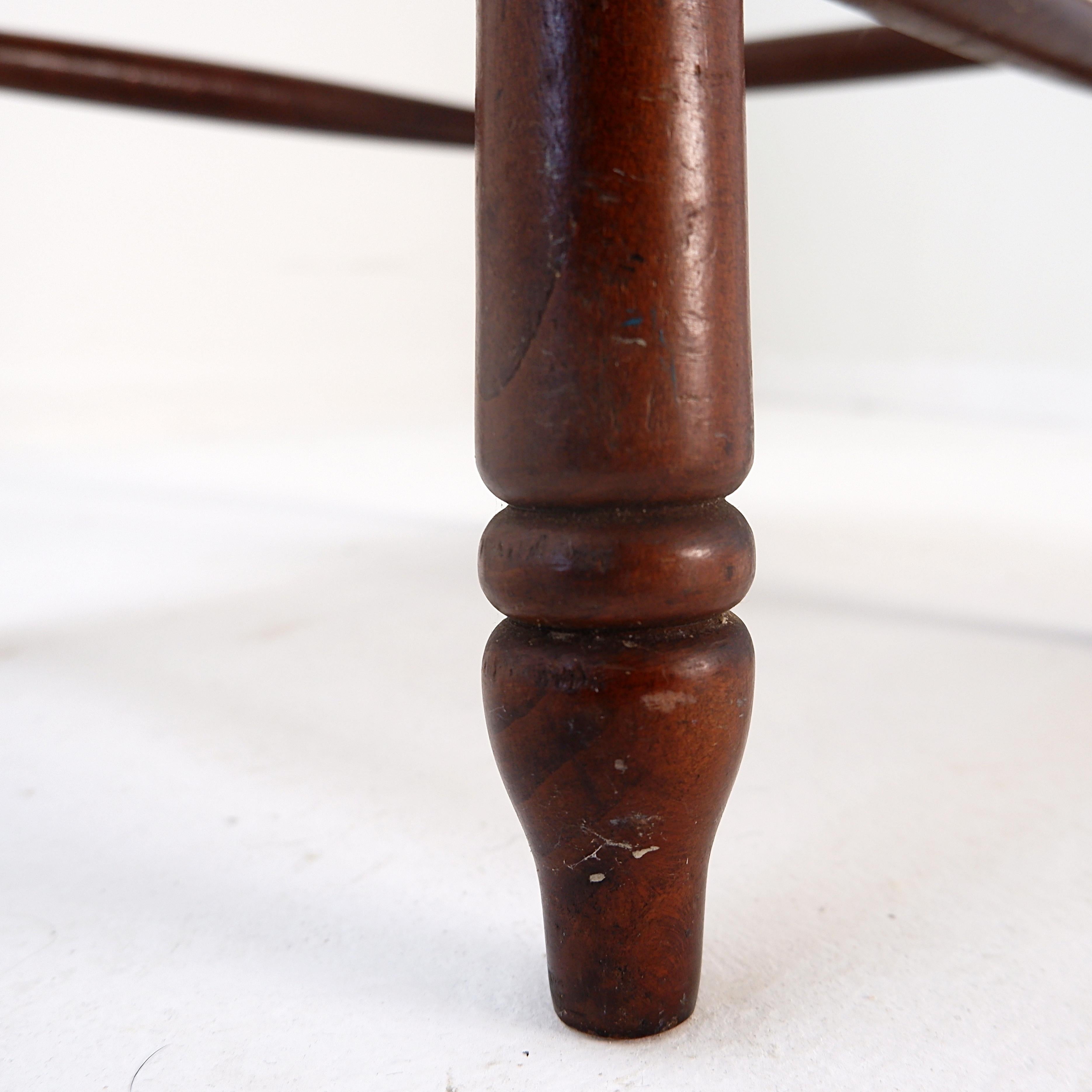 Brutalistischer Hocker aus Holz und Reisstroh - 1970er im Angebot 1