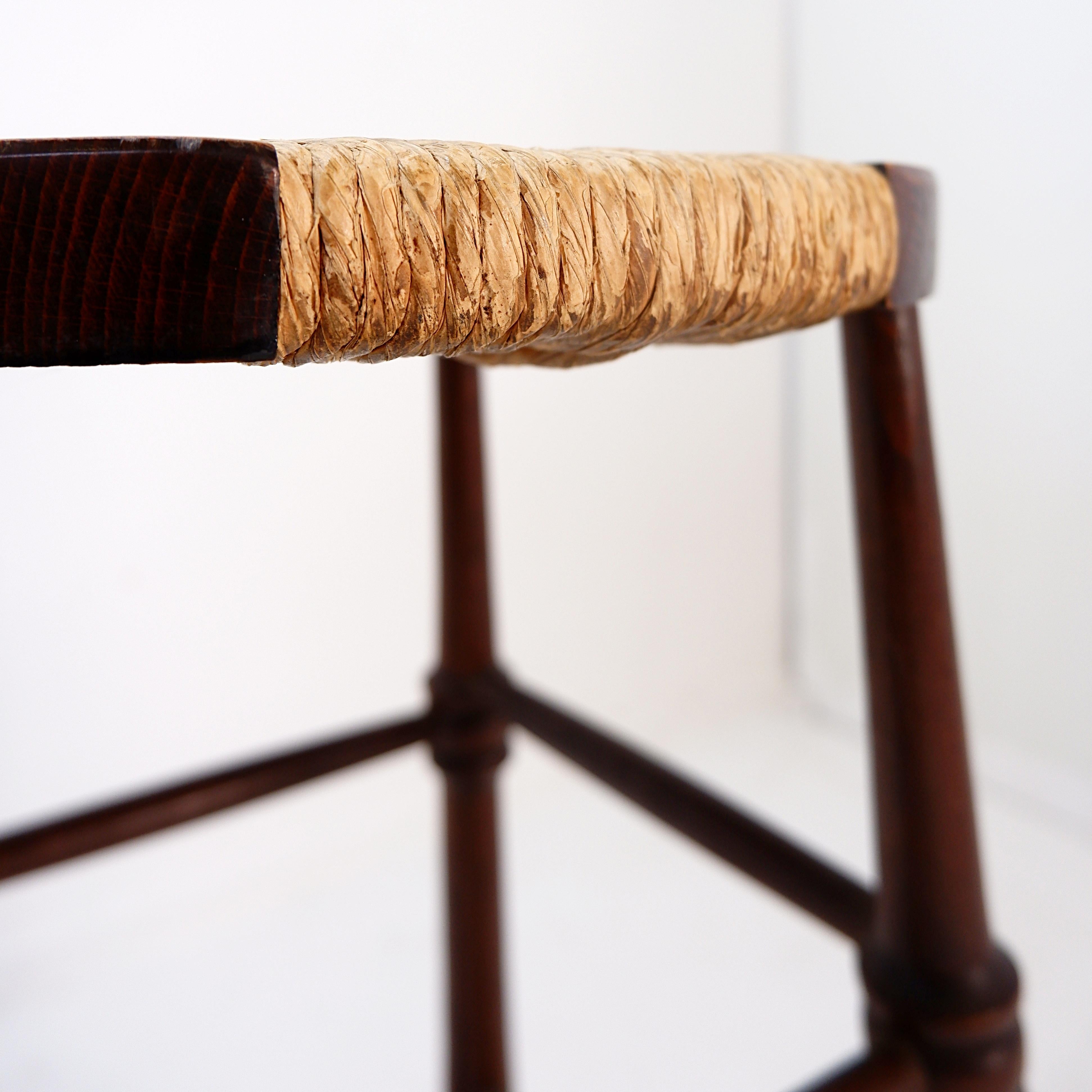 Brutalistischer Hocker aus Holz und Reisstroh - 1970er im Angebot 2