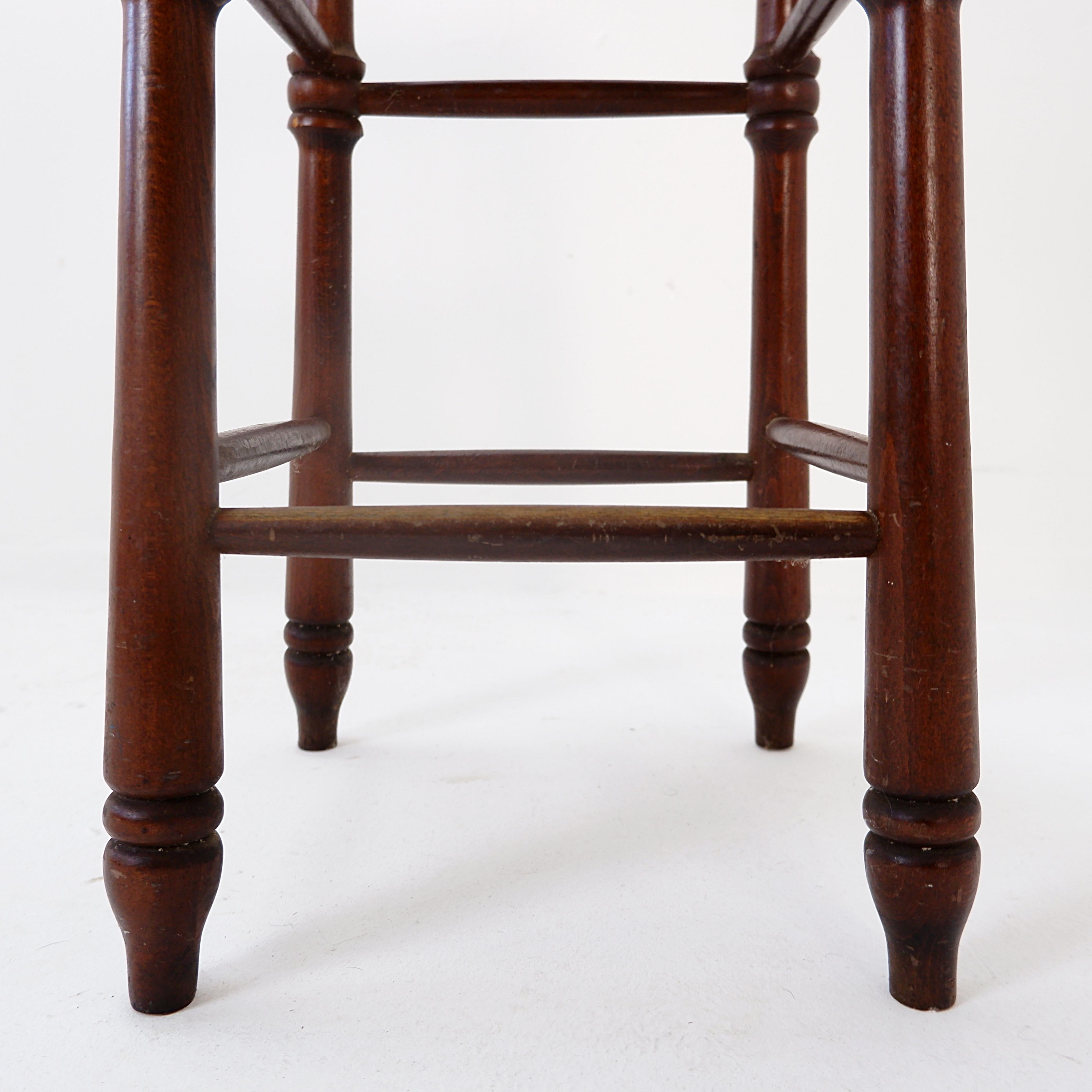 Brutalistischer Hocker aus Holz und Reisstroh - 1970er im Angebot 3