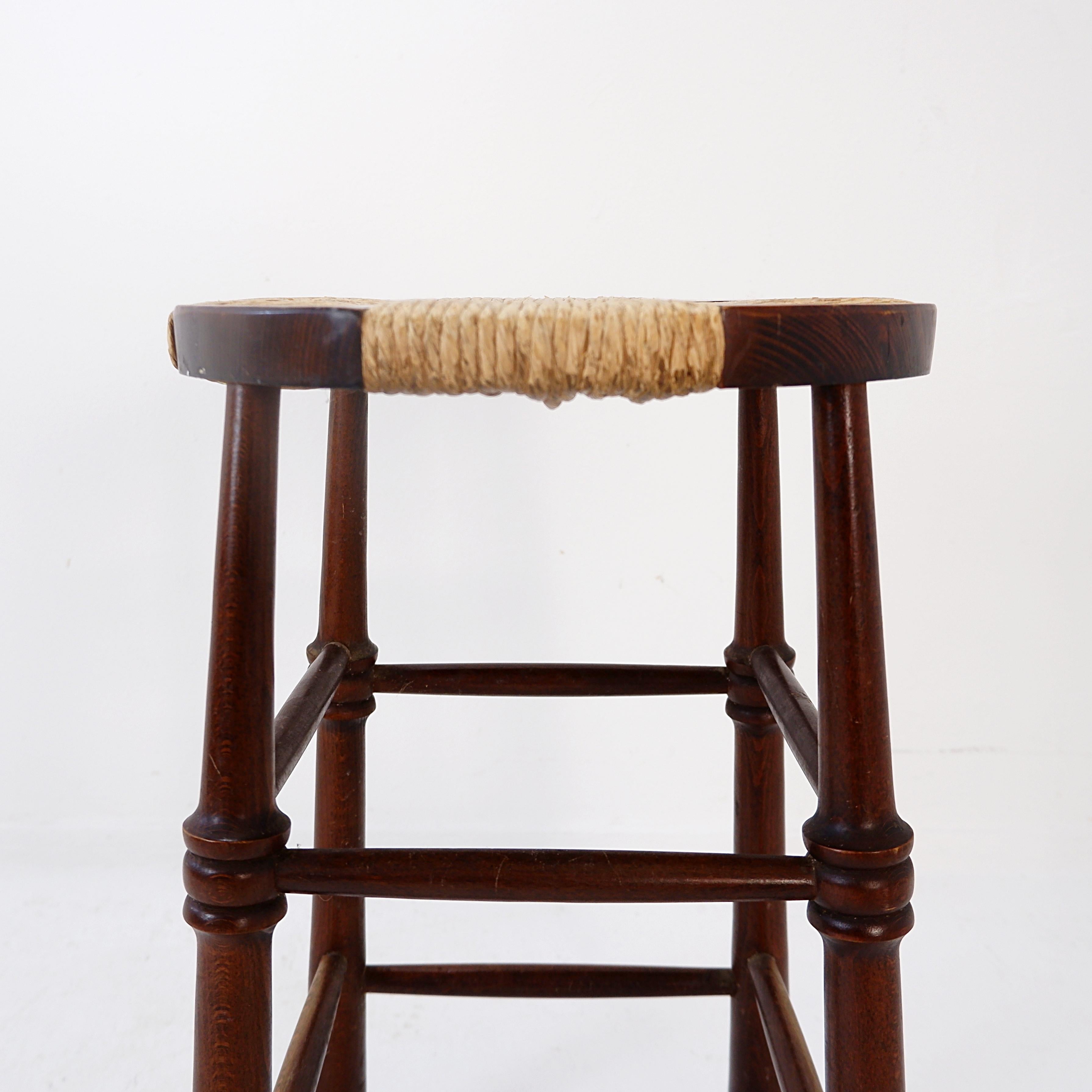 Brutalistischer Hocker aus Holz und Reisstroh - 1970er im Angebot 4