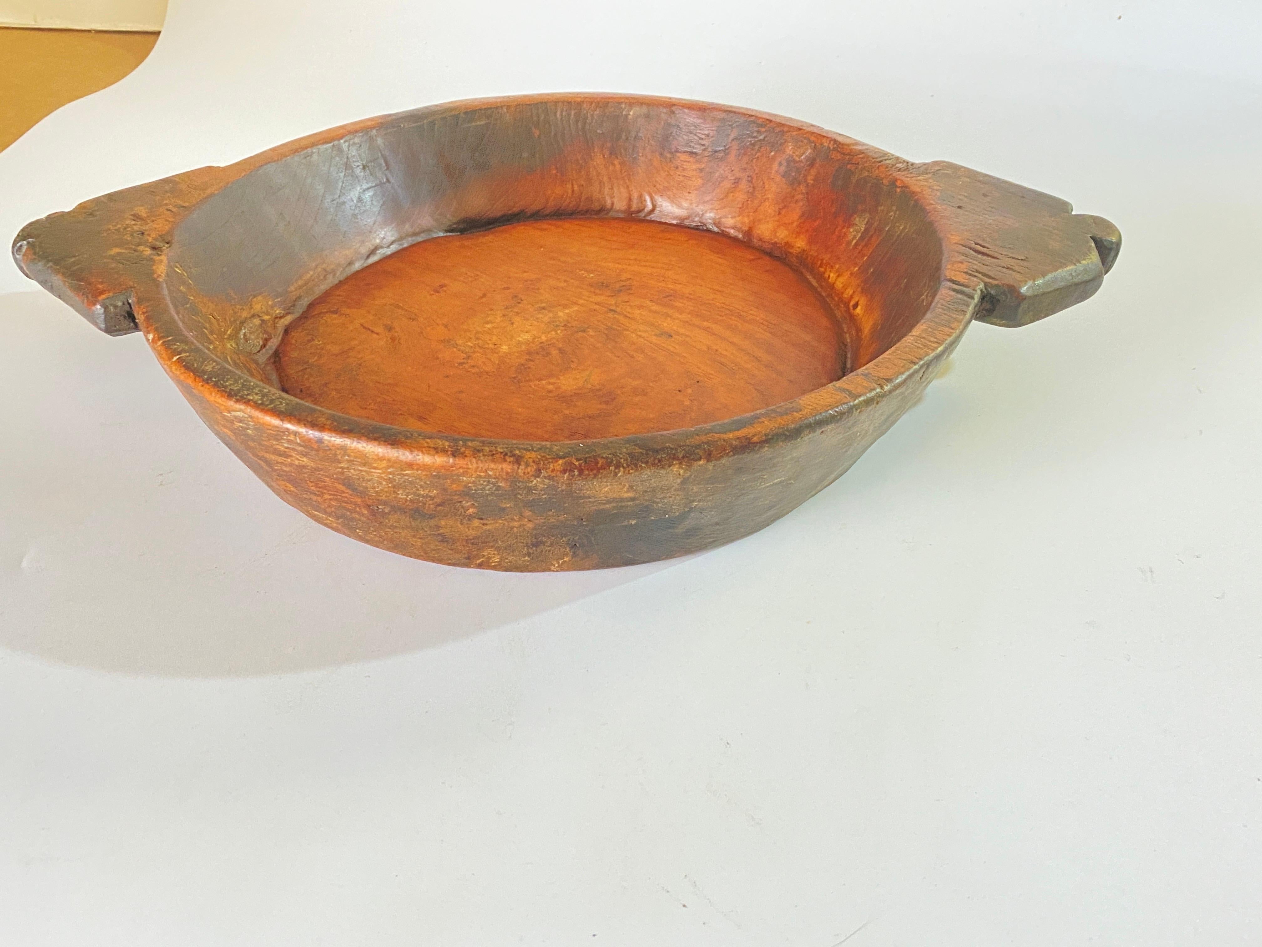 Brutalistische Holzschale, groß, mit brauner Patina, Indien, 19. Jahrhundert (Patiniert) im Angebot