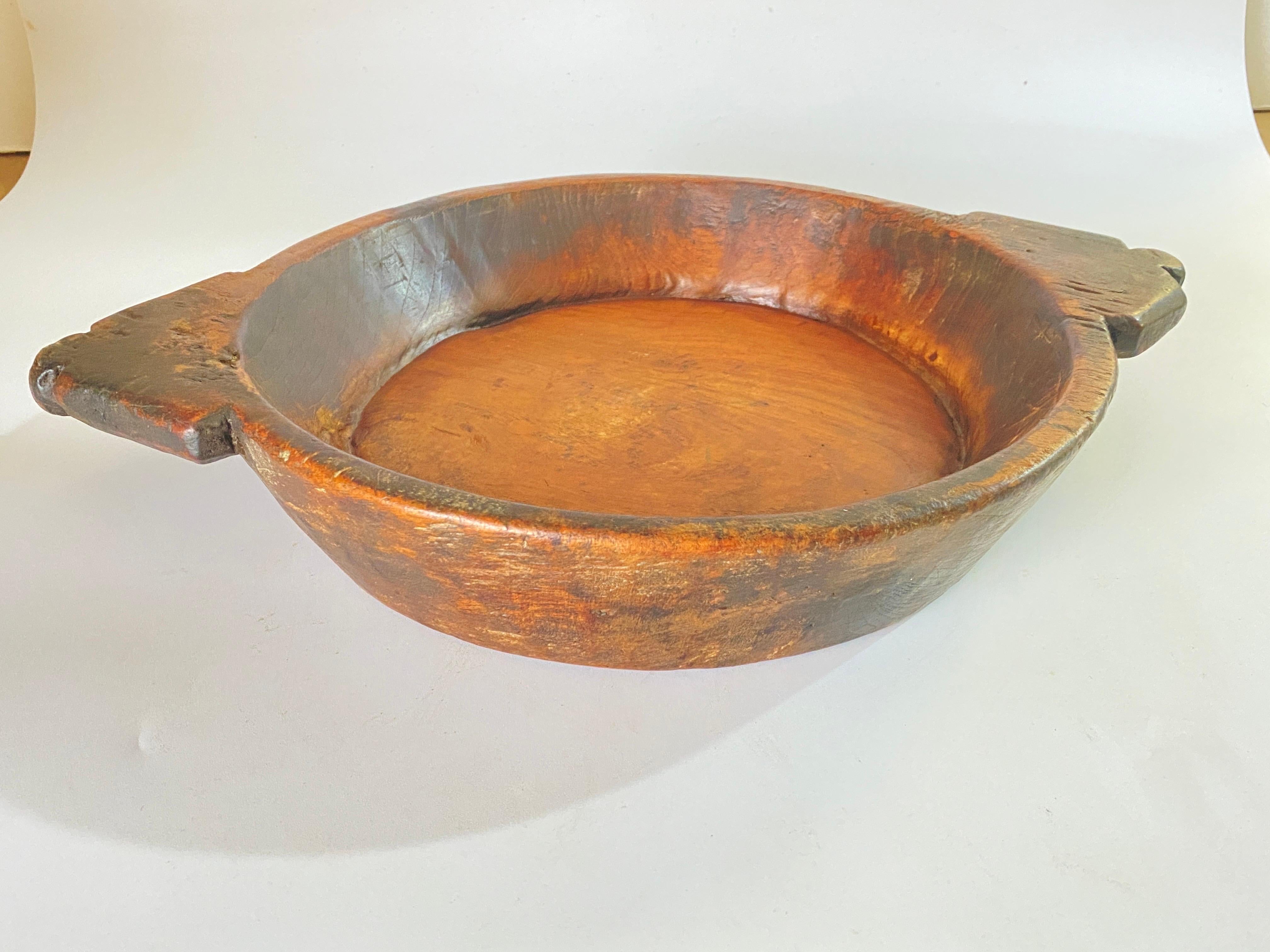 Brutalistische Holzschale, groß, mit brauner Patina, Indien, 19. Jahrhundert im Zustand „Gut“ im Angebot in Auribeau sur Siagne, FR