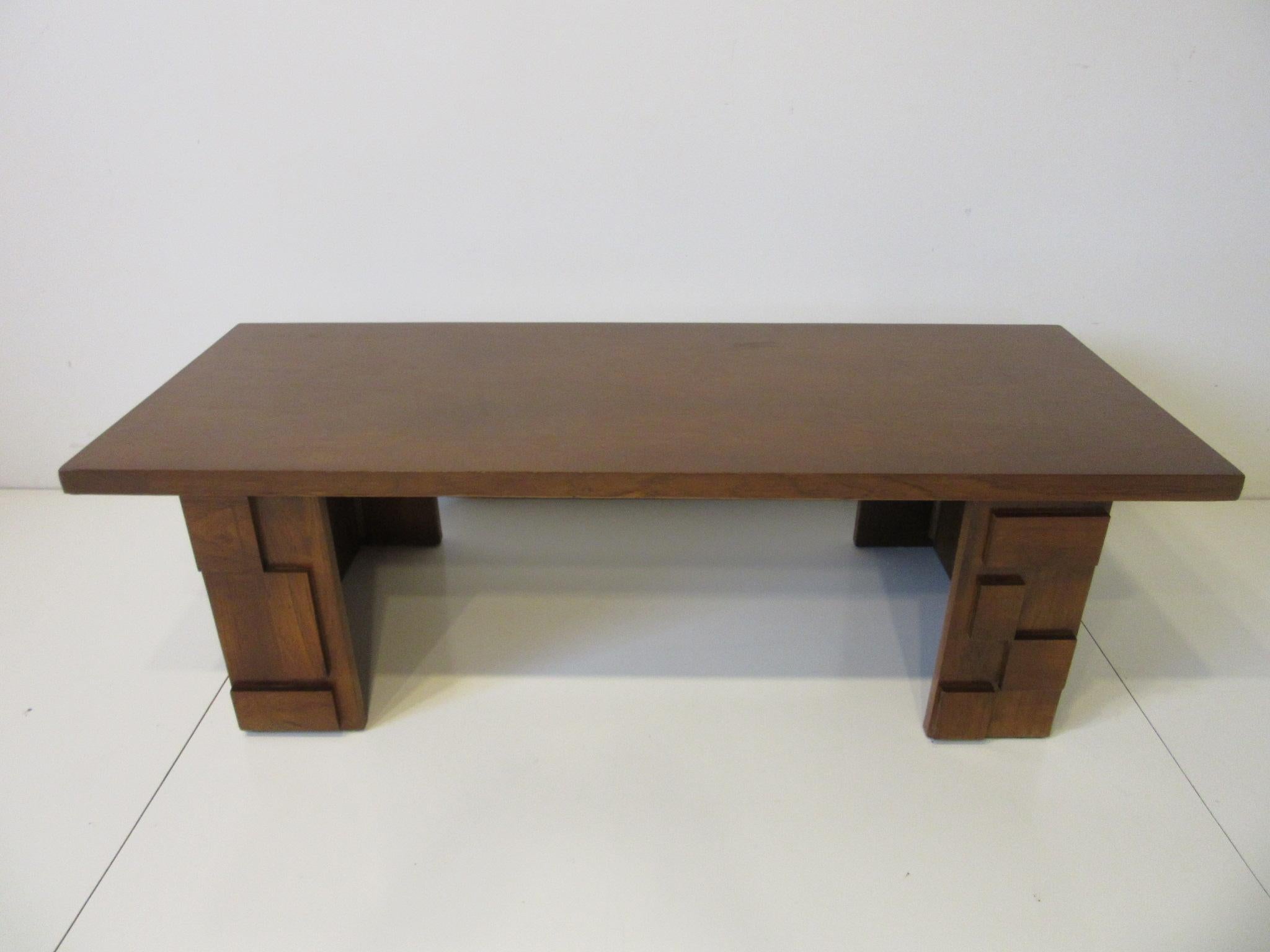 Table basse en bois brutaliste de Lane Altavista 3