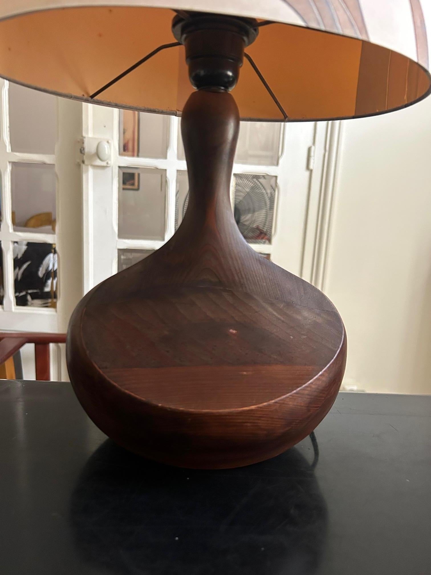 Lámpara de sobremesa de madera brutalista de los años 60 Brutalista en venta