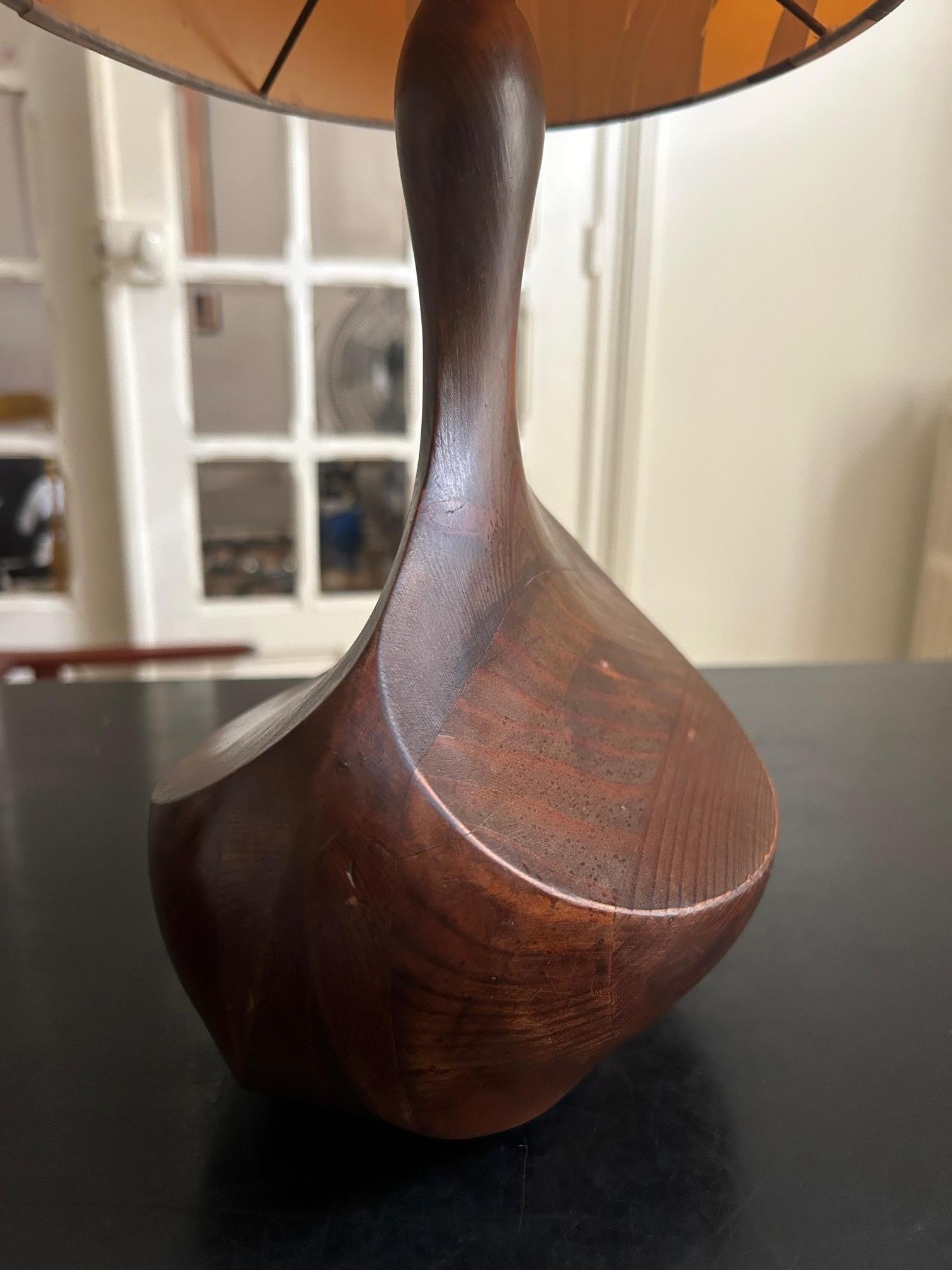 Lámpara de sobremesa de madera brutalista de los años 60 Francés en venta