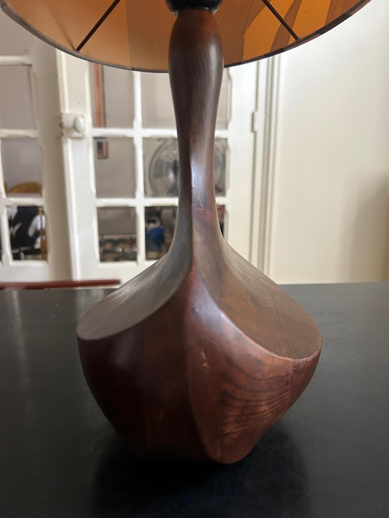 Lámpara de sobremesa de madera brutalista de los años 60 Tallado a mano en venta
