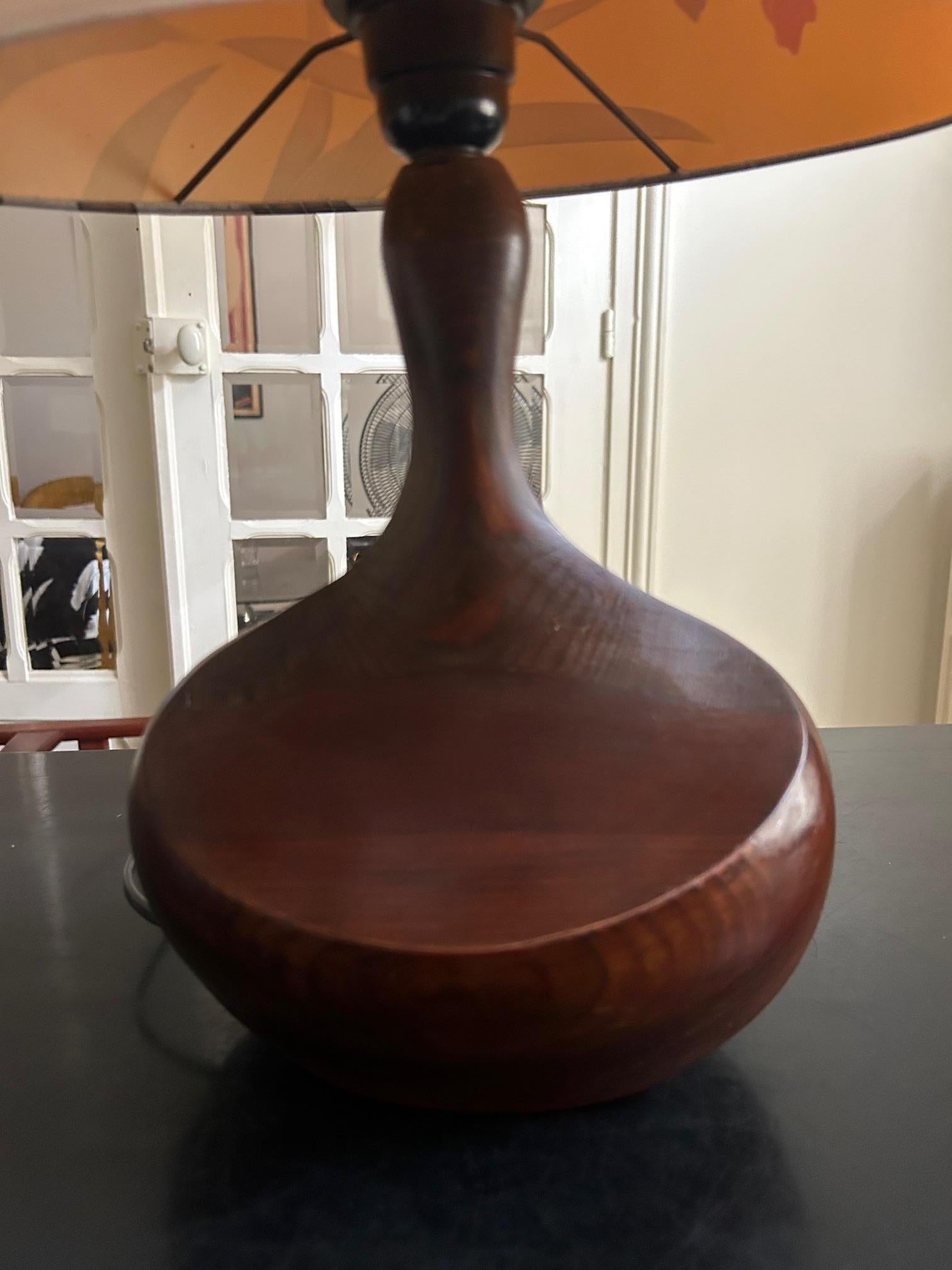Lámpara de sobremesa de madera brutalista de los años 60 siglo XX en venta