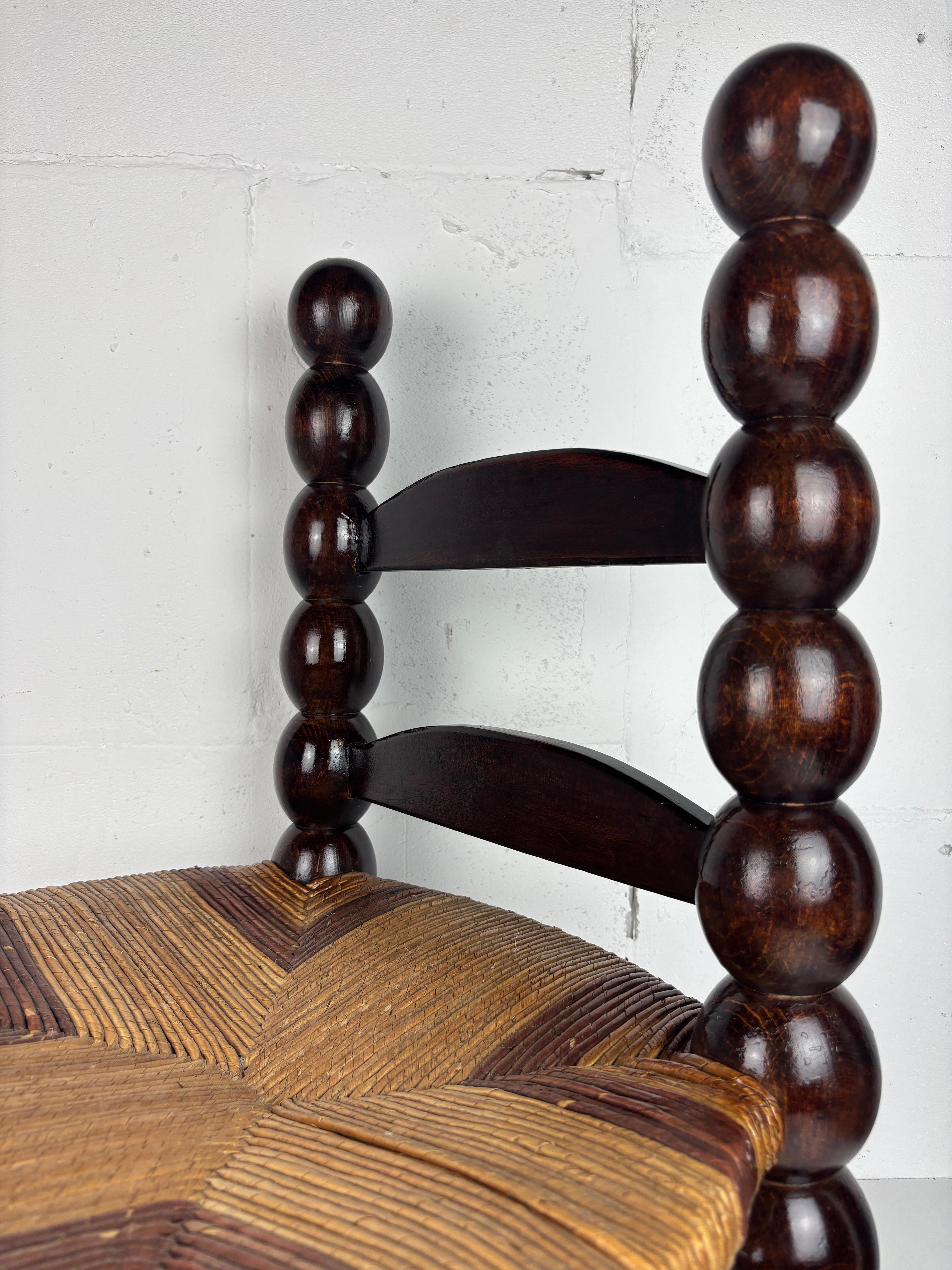 Chaise basse en jonc brutaliste en bois tourné France, années 1950 en vente 2