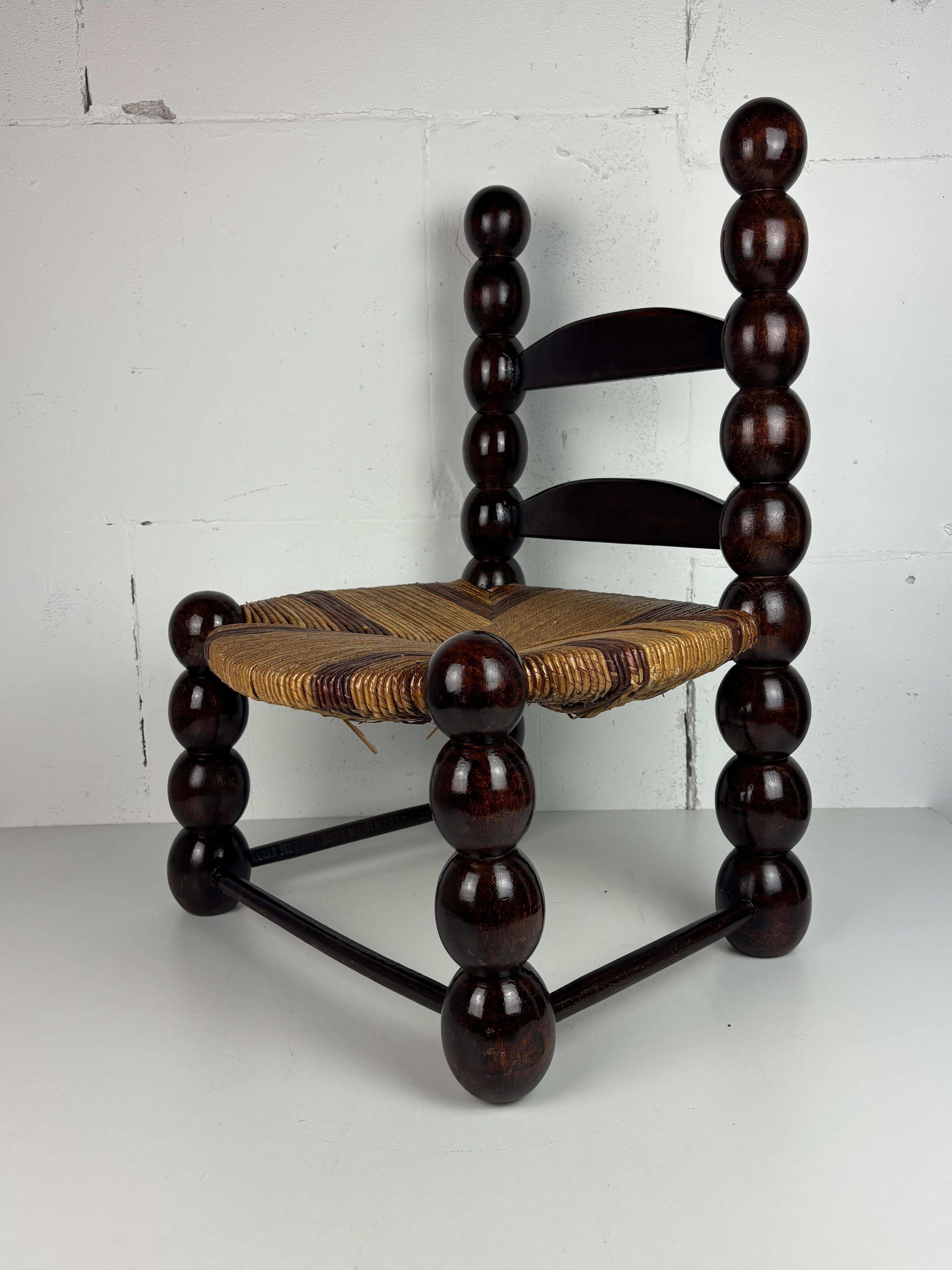 Chaise basse en jonc brutaliste en bois tourné France, années 1950 en vente 3