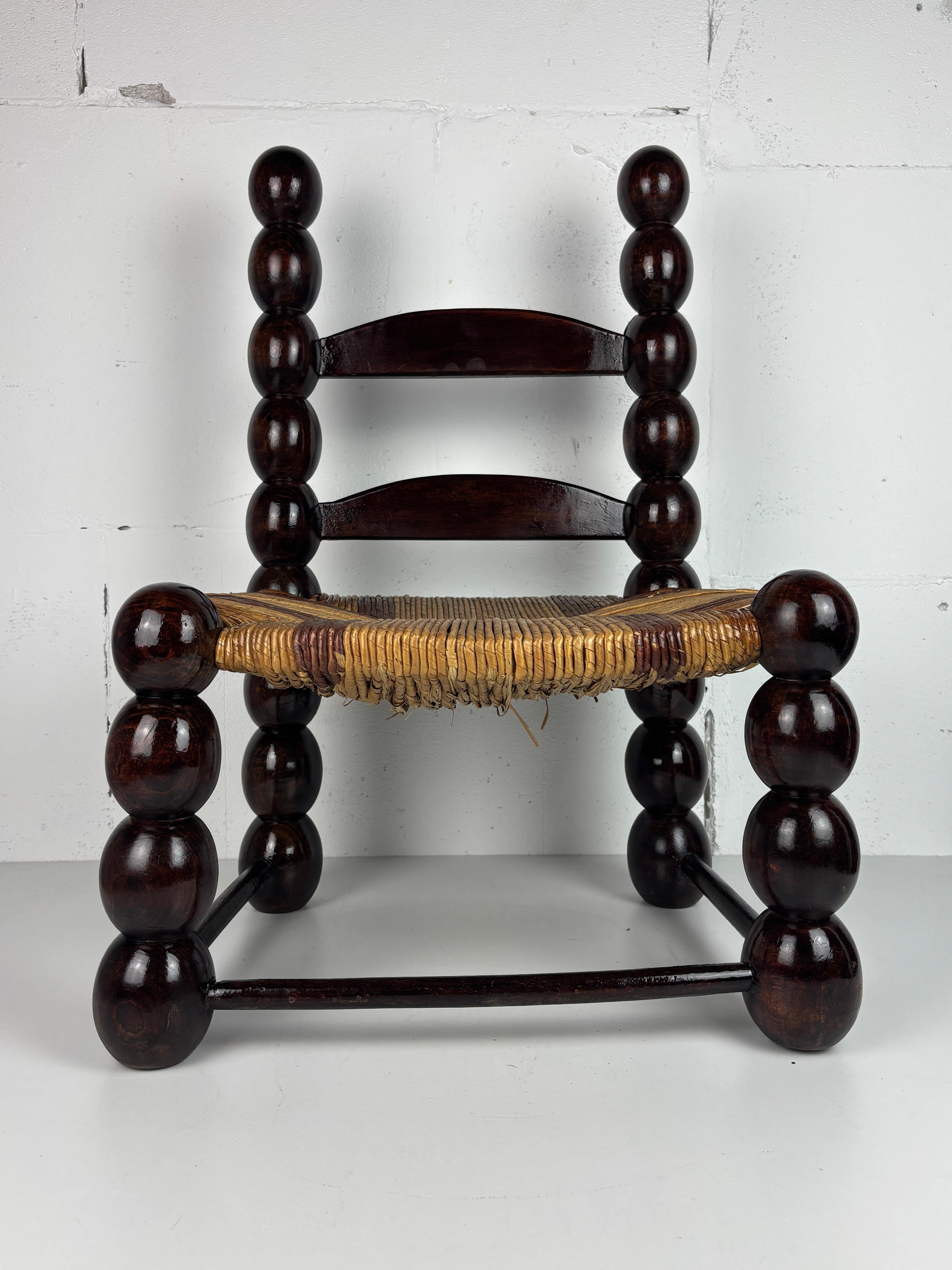 Chaise basse en jonc brutaliste en bois tourné France, années 1950 en vente 4