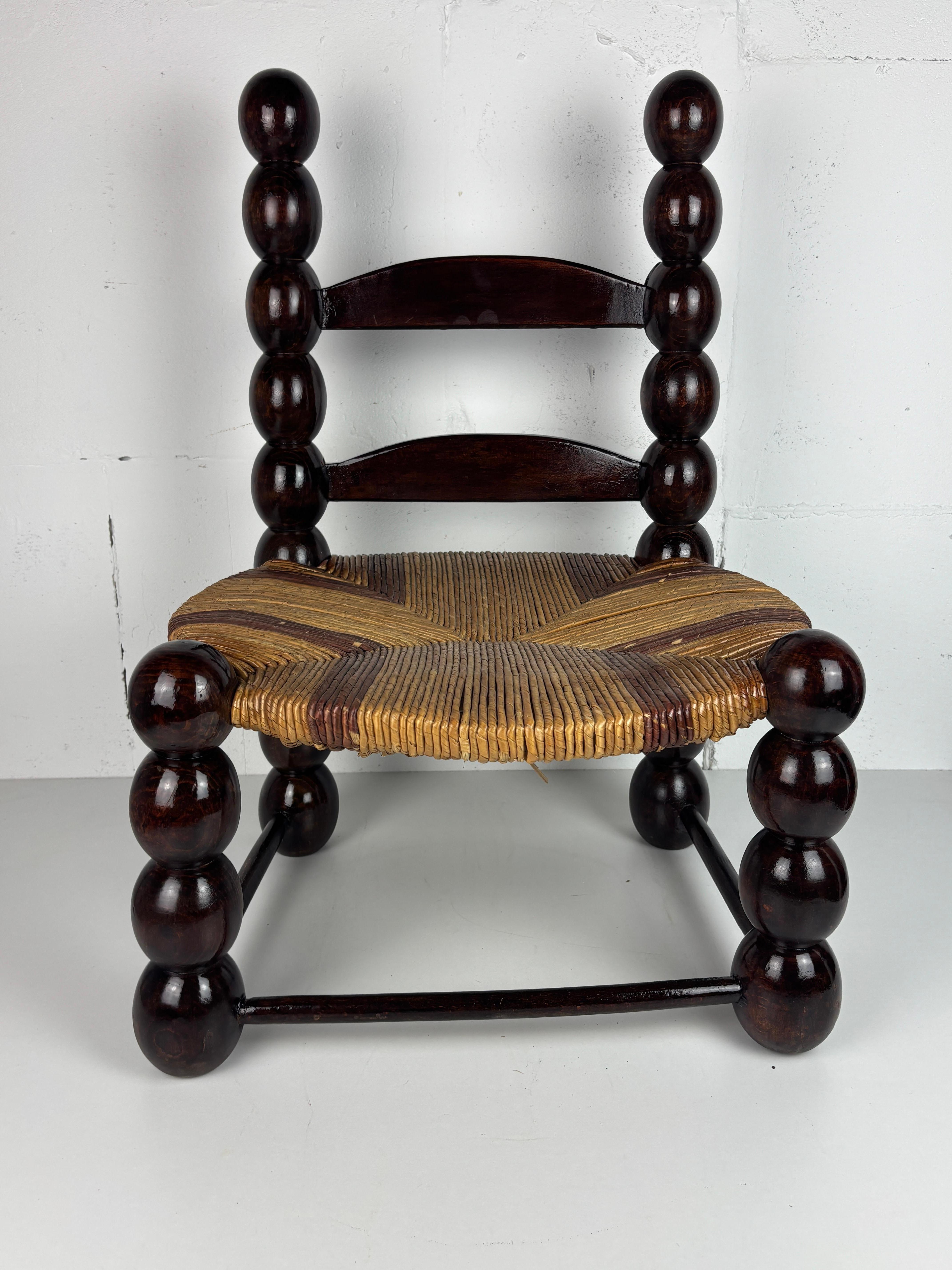 Chaise basse en jonc brutaliste en bois tourné France, années 1950 en vente 5