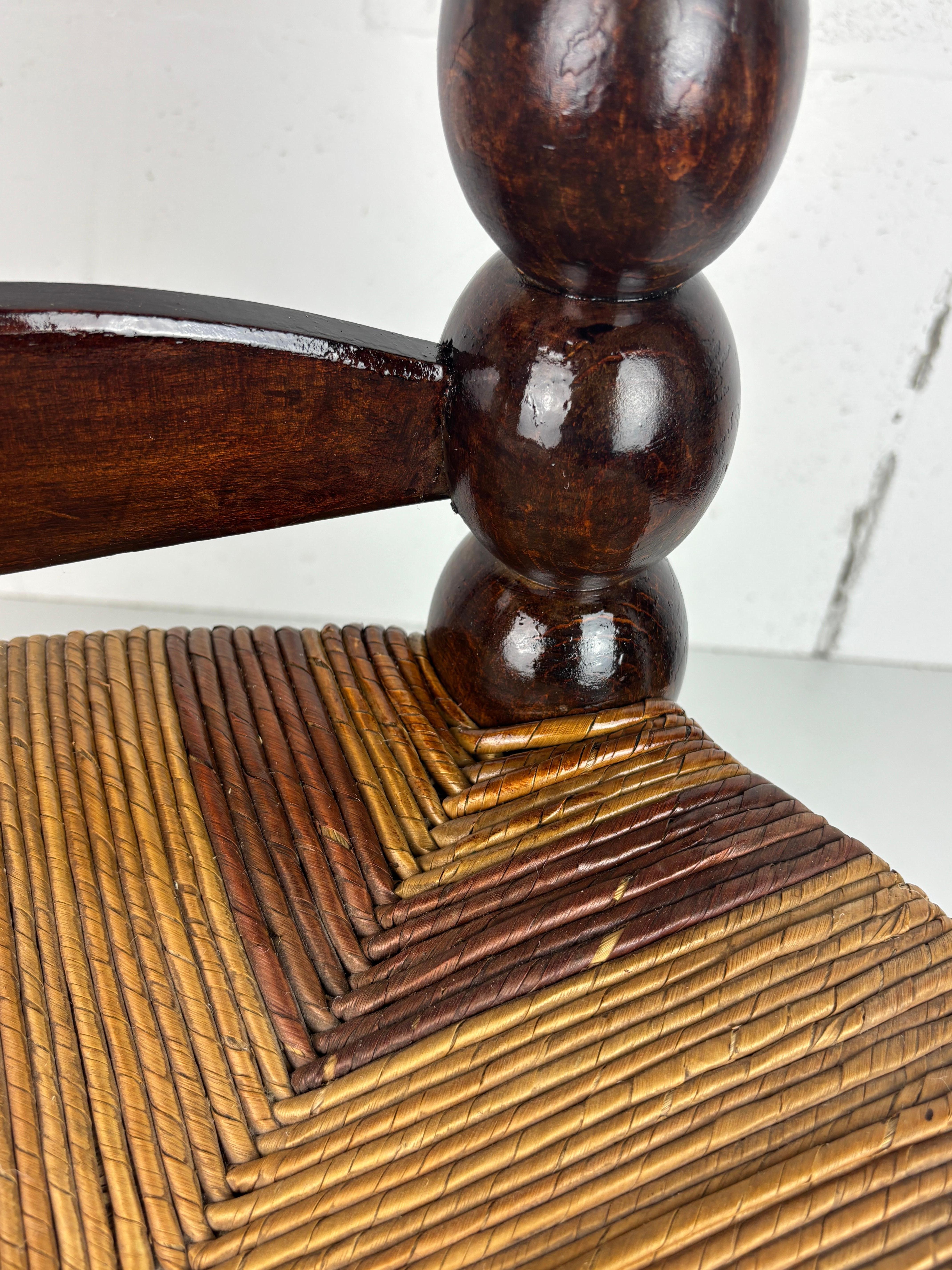 Chaise basse en jonc brutaliste en bois tourné France, années 1950 en vente 7