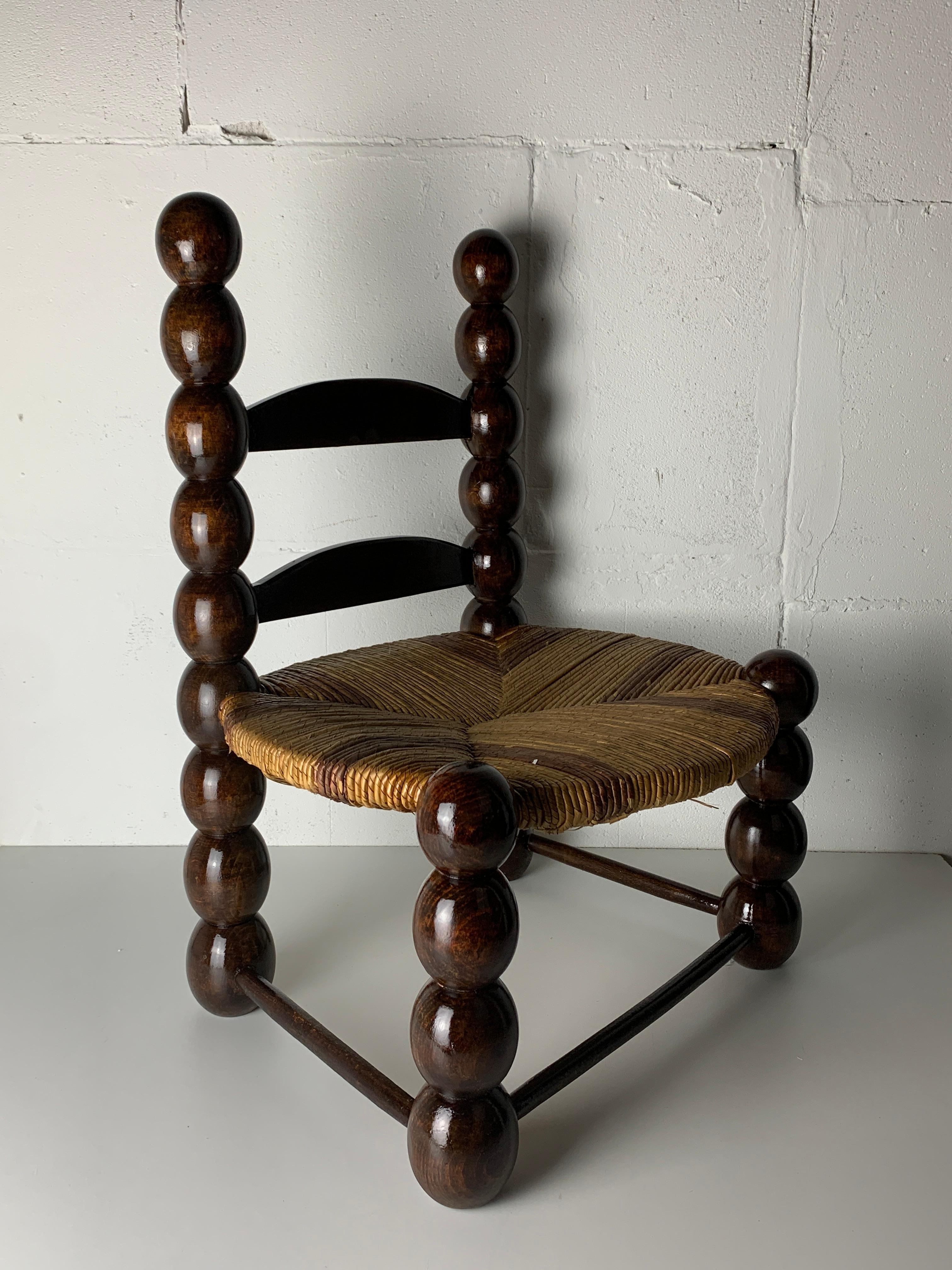 Rustique Chaise basse en jonc brutaliste en bois tourné France, années 1950 en vente