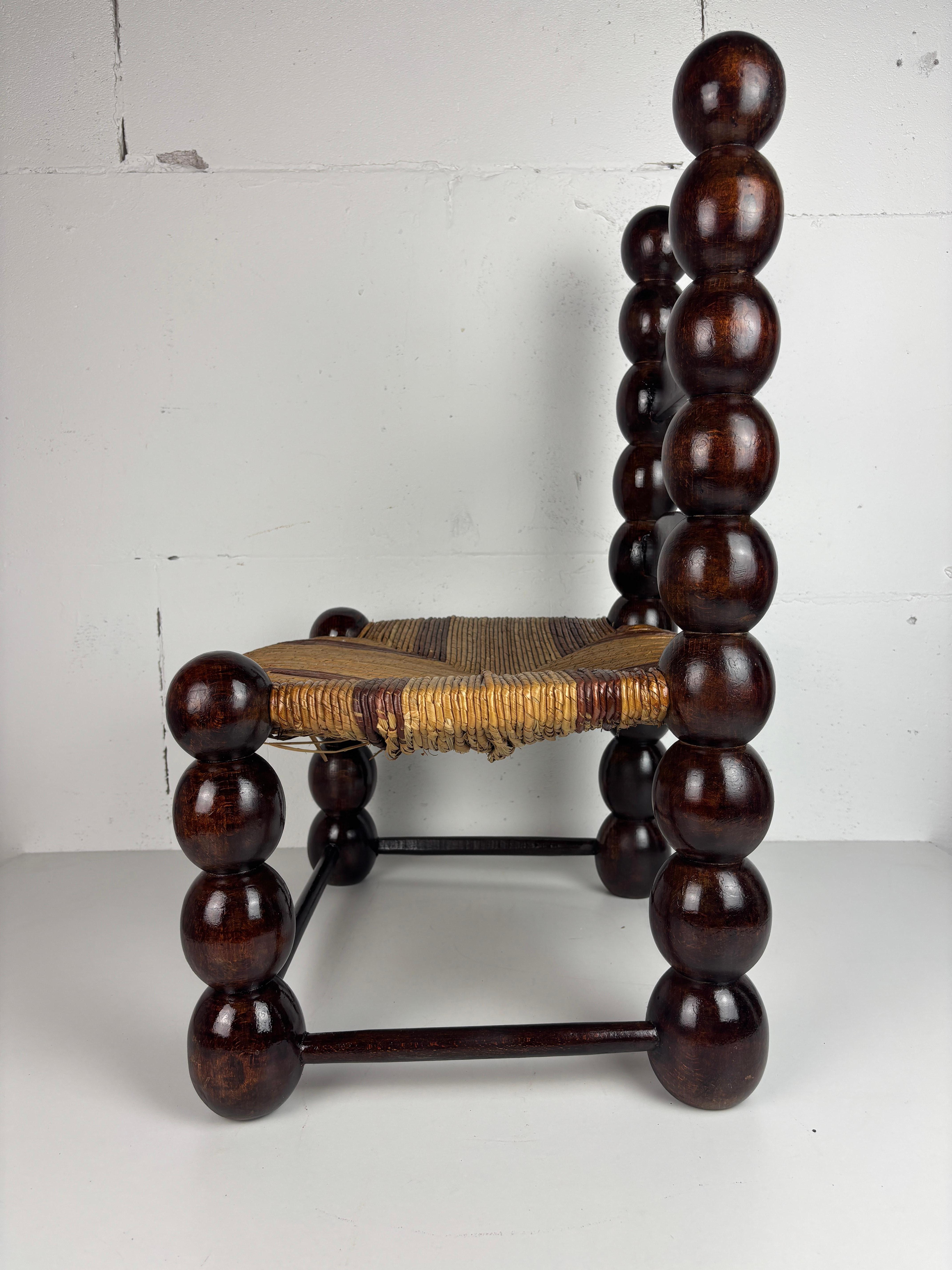 Français Chaise basse en jonc brutaliste en bois tourné France, années 1950 en vente