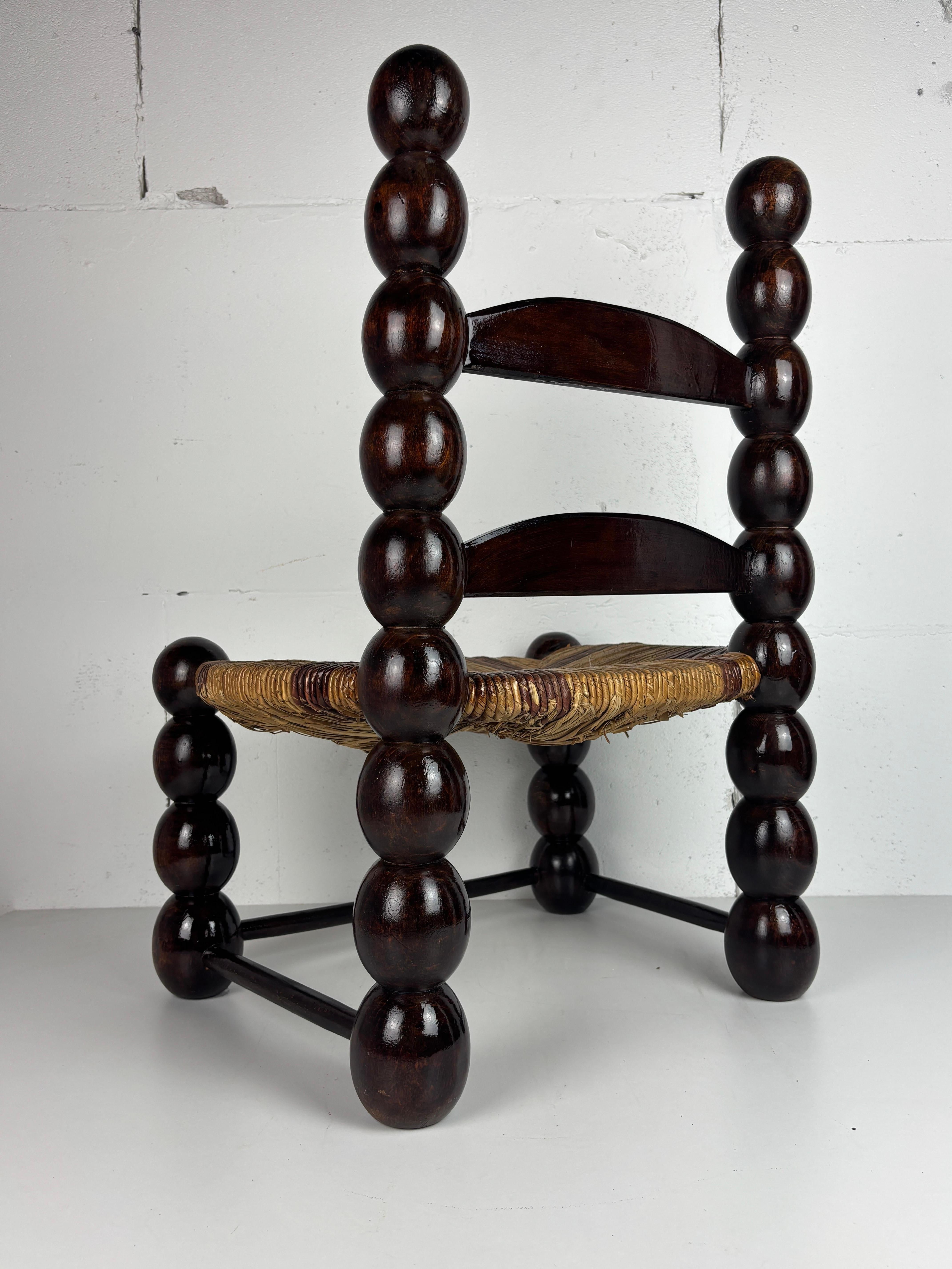 Tourné Chaise basse en jonc brutaliste en bois tourné France, années 1950 en vente