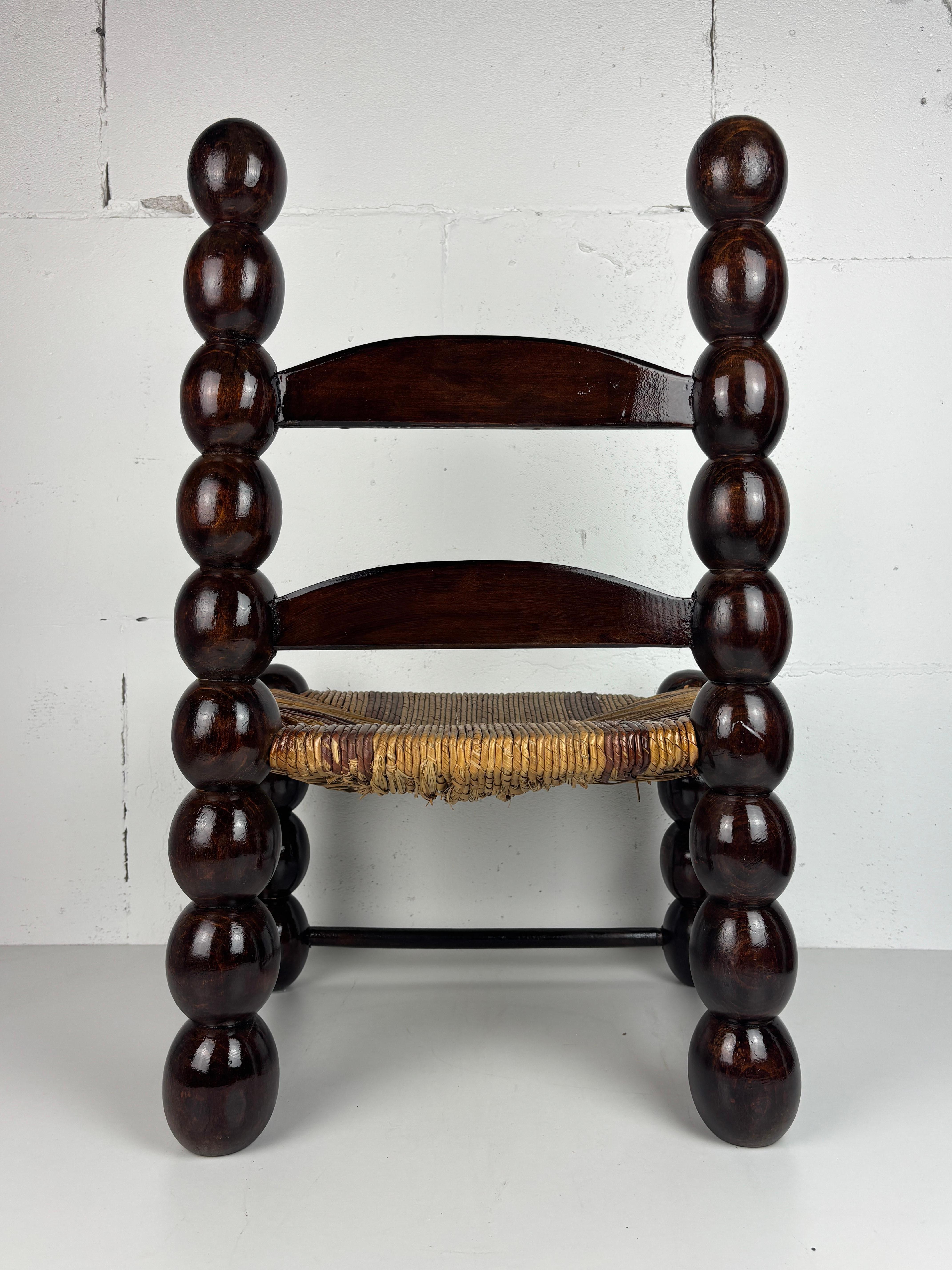 Milieu du XXe siècle Chaise basse en jonc brutaliste en bois tourné France, années 1950 en vente