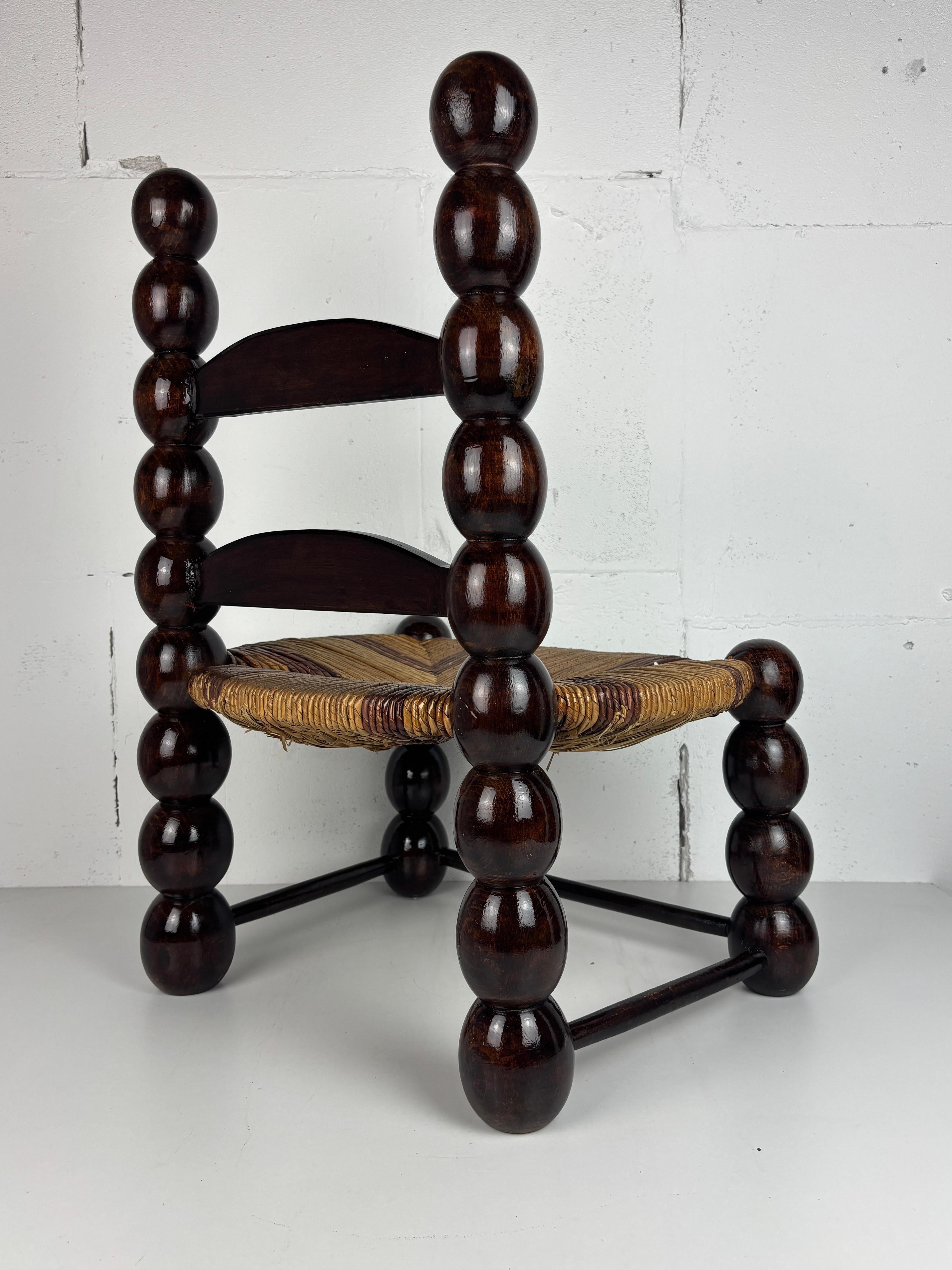 Chêne Chaise basse en jonc brutaliste en bois tourné France, années 1950 en vente