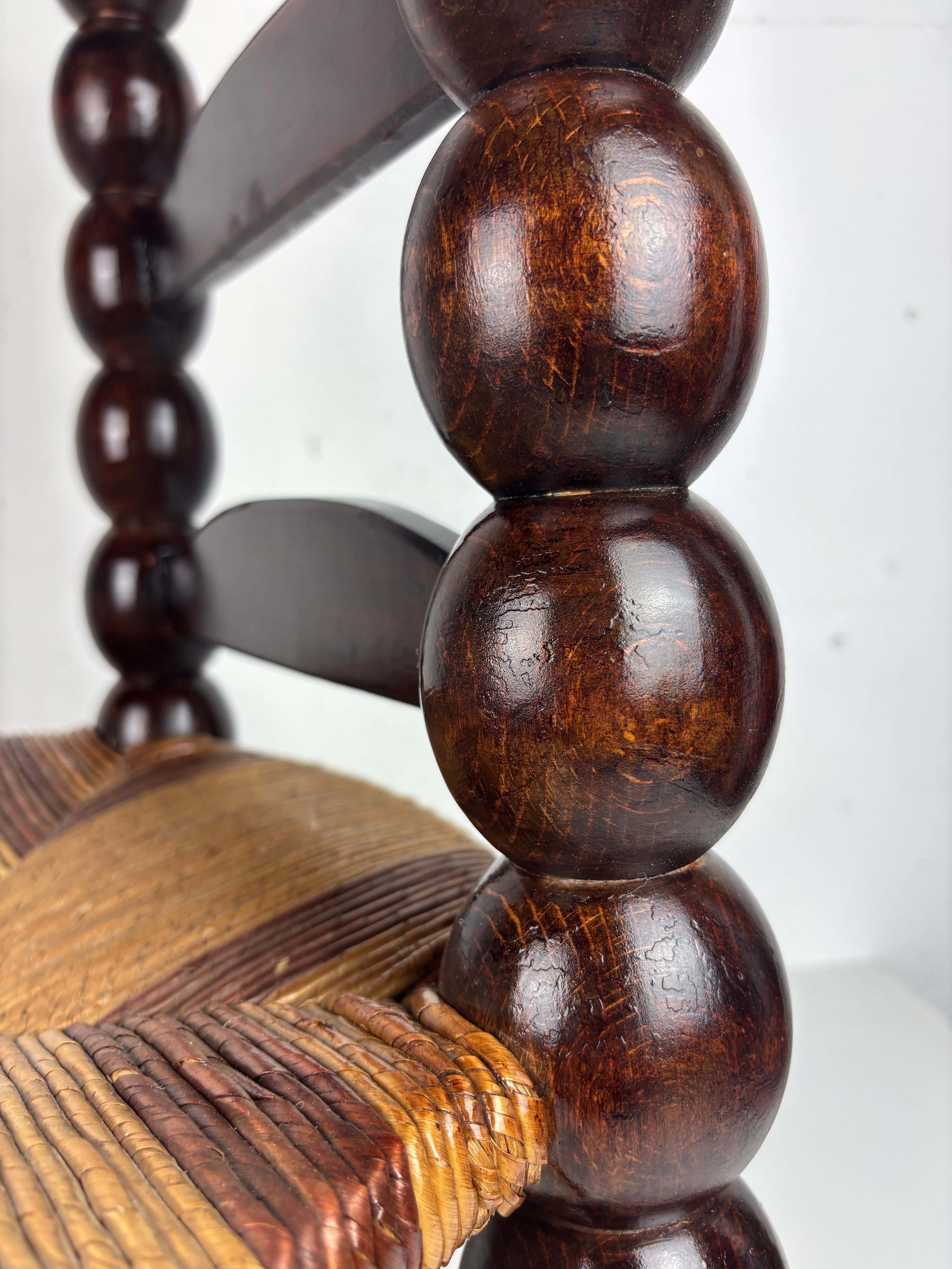 Chaise basse en jonc brutaliste en bois tourné France, années 1950 en vente 1