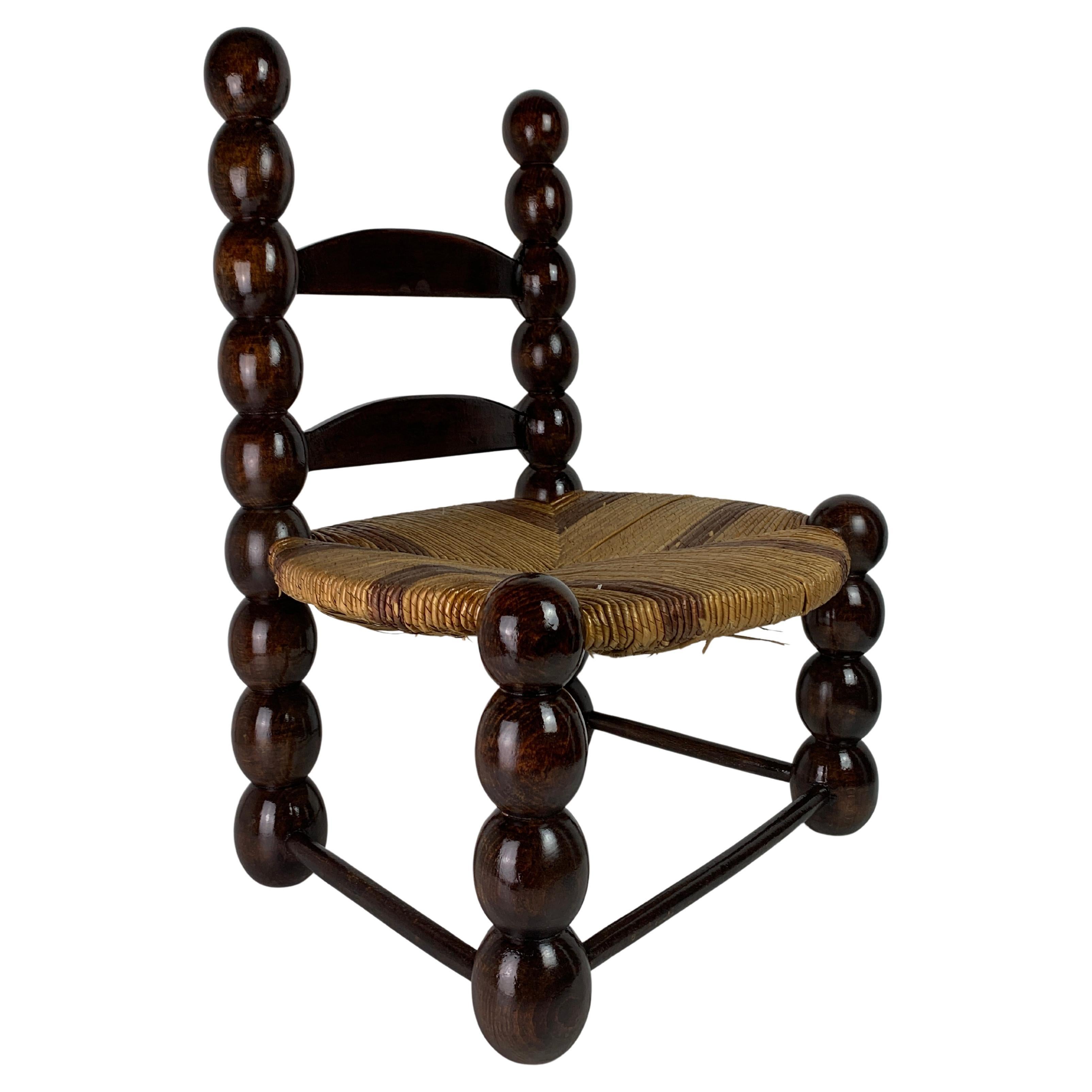Chaise basse en jonc brutaliste en bois tourné France, années 1950