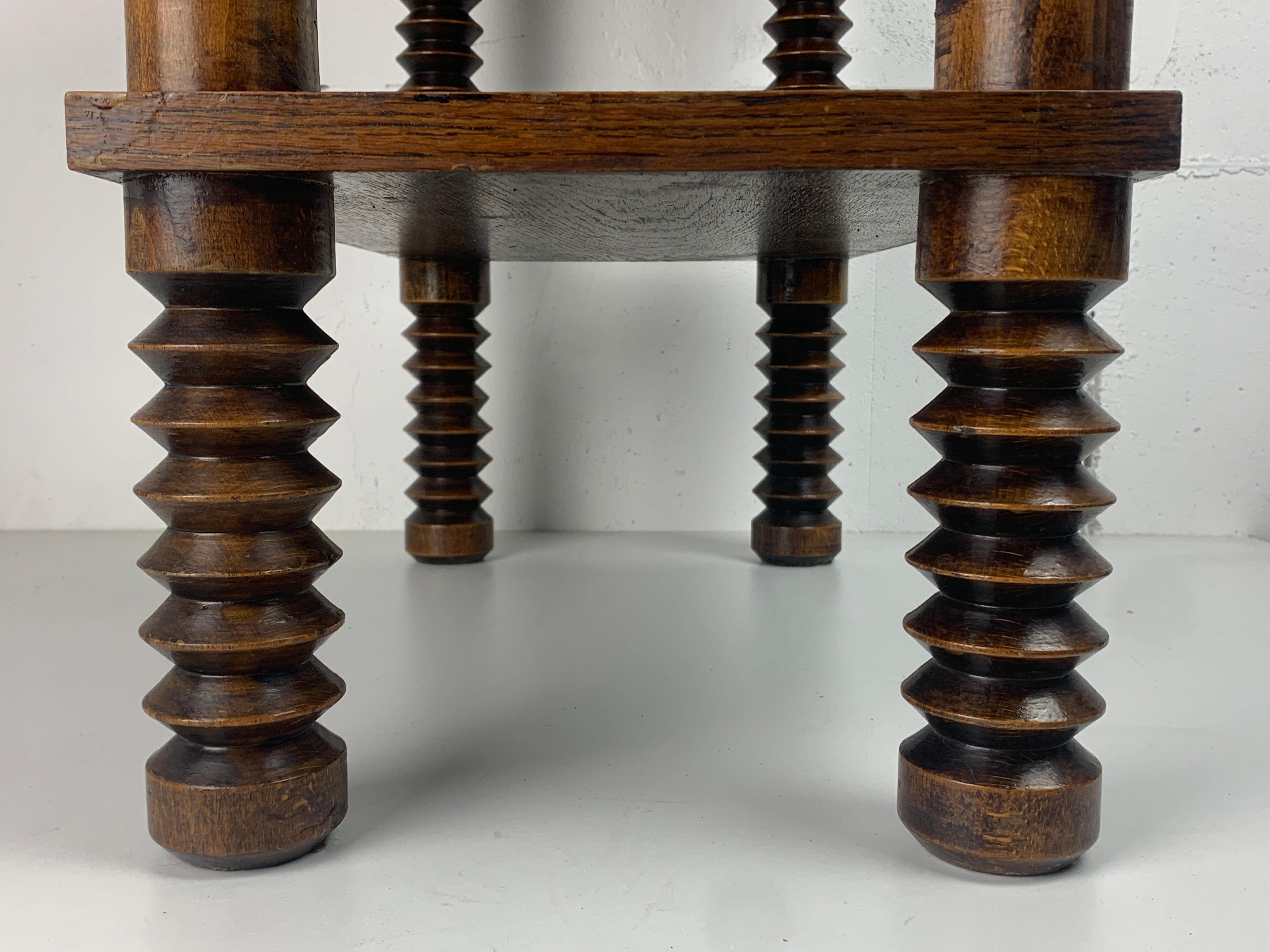 Tornito Tavolino brutalista in legno tornito con pressa per vino nello stile di Charles Dudouyt in vendita