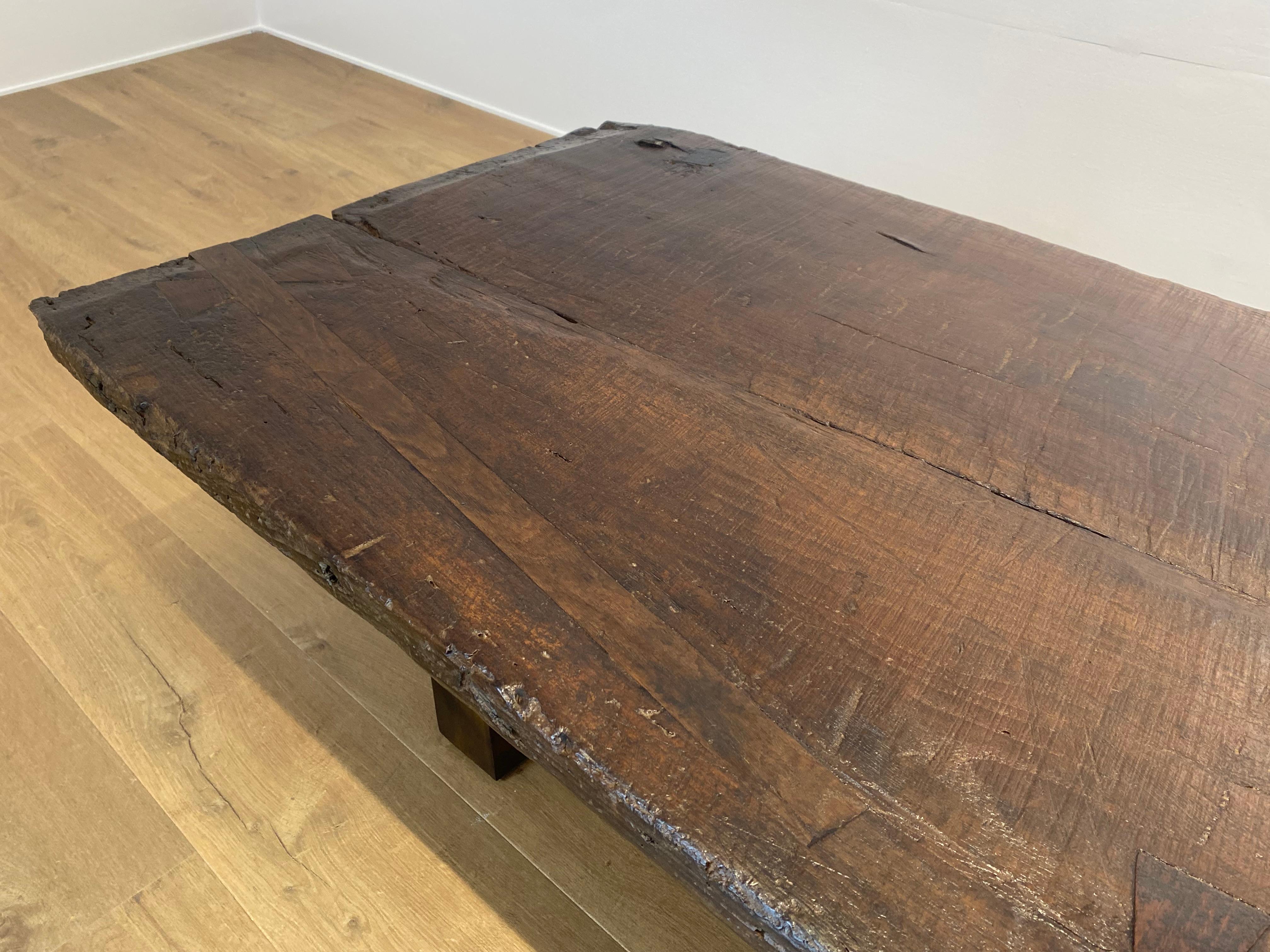 Table de canapé antique brutaliste en bois en vente 3