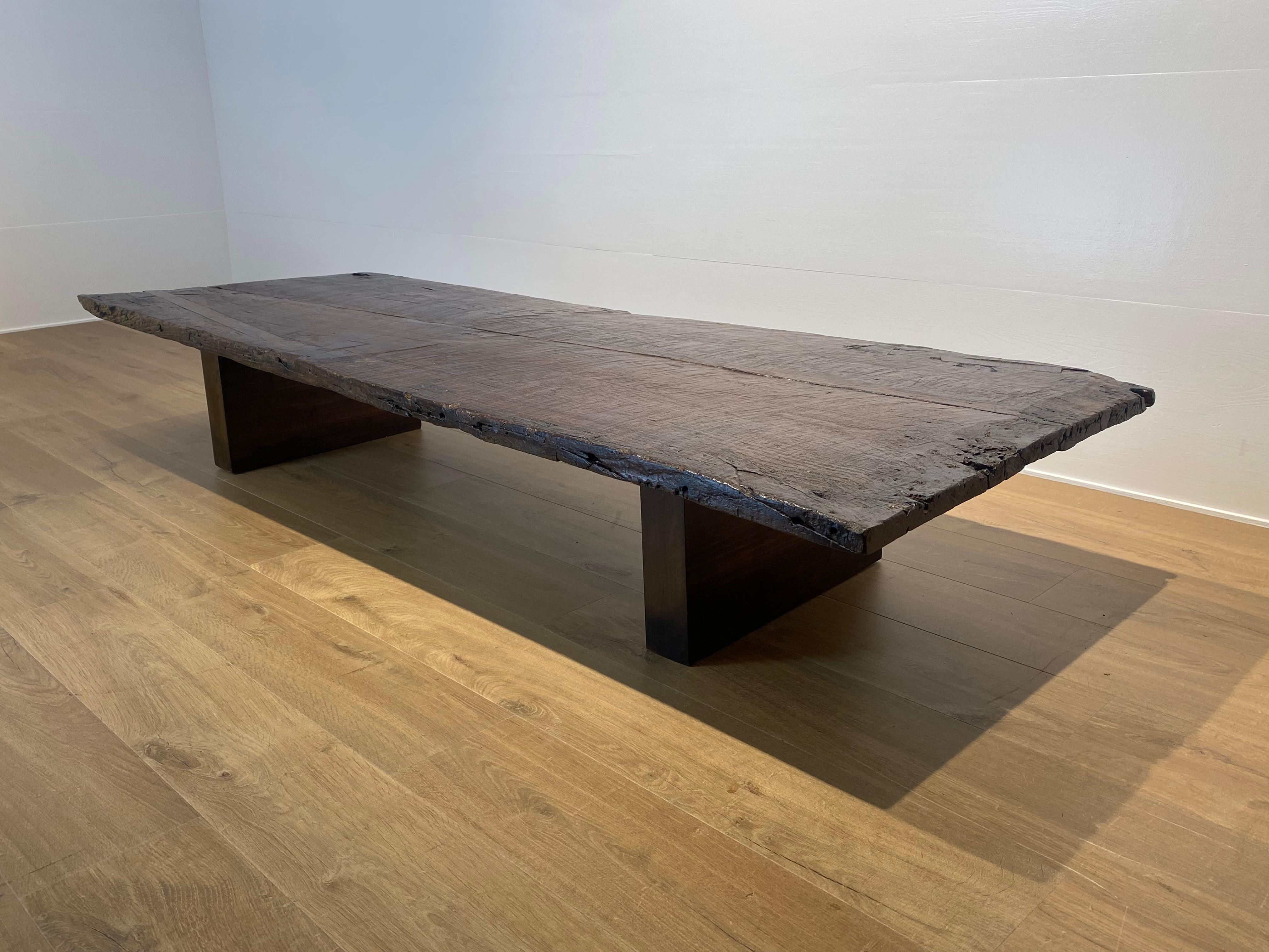 Table de canapé antique brutaliste en bois en vente 4