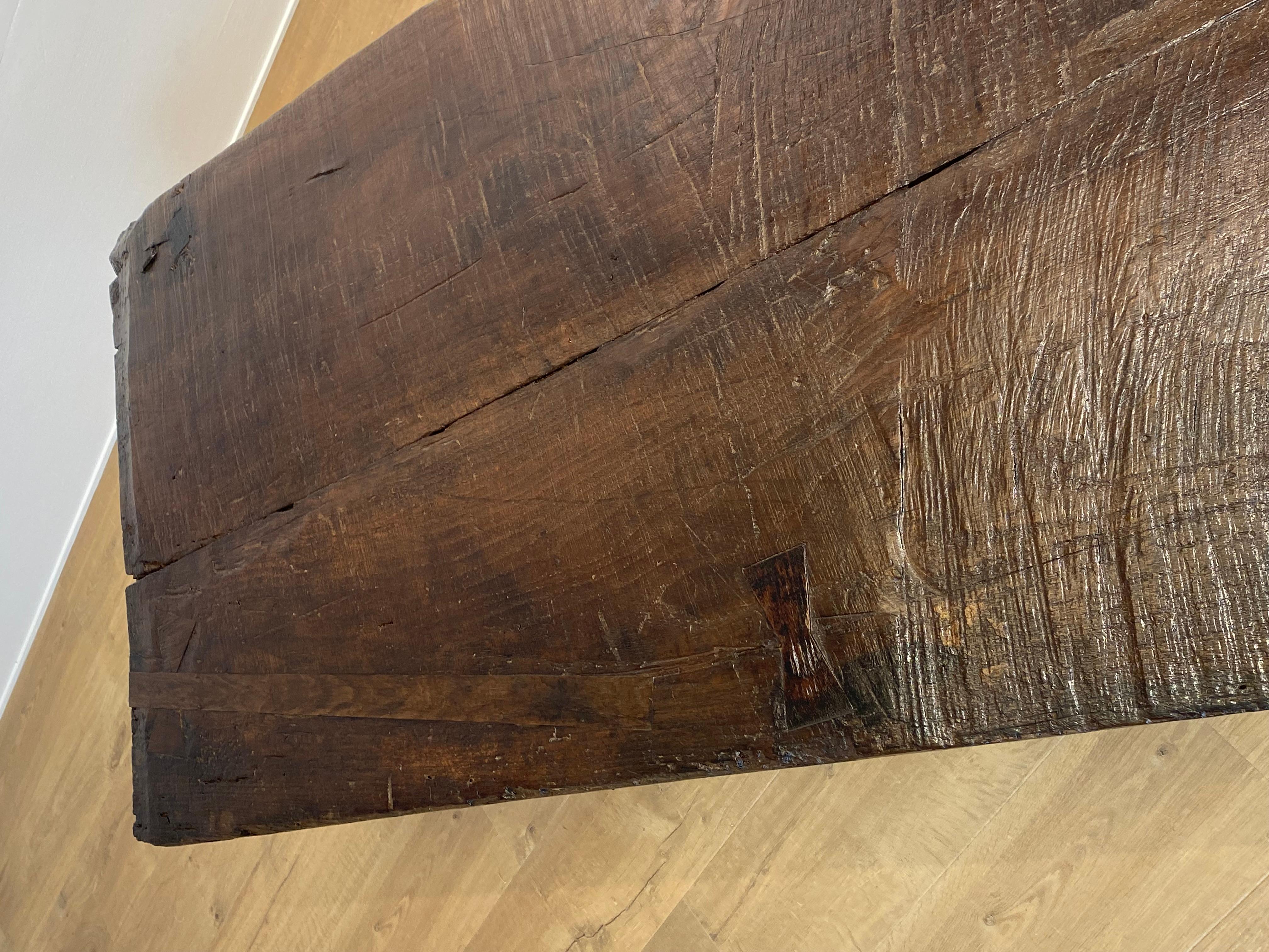 Table de canapé antique brutaliste en bois en vente 9