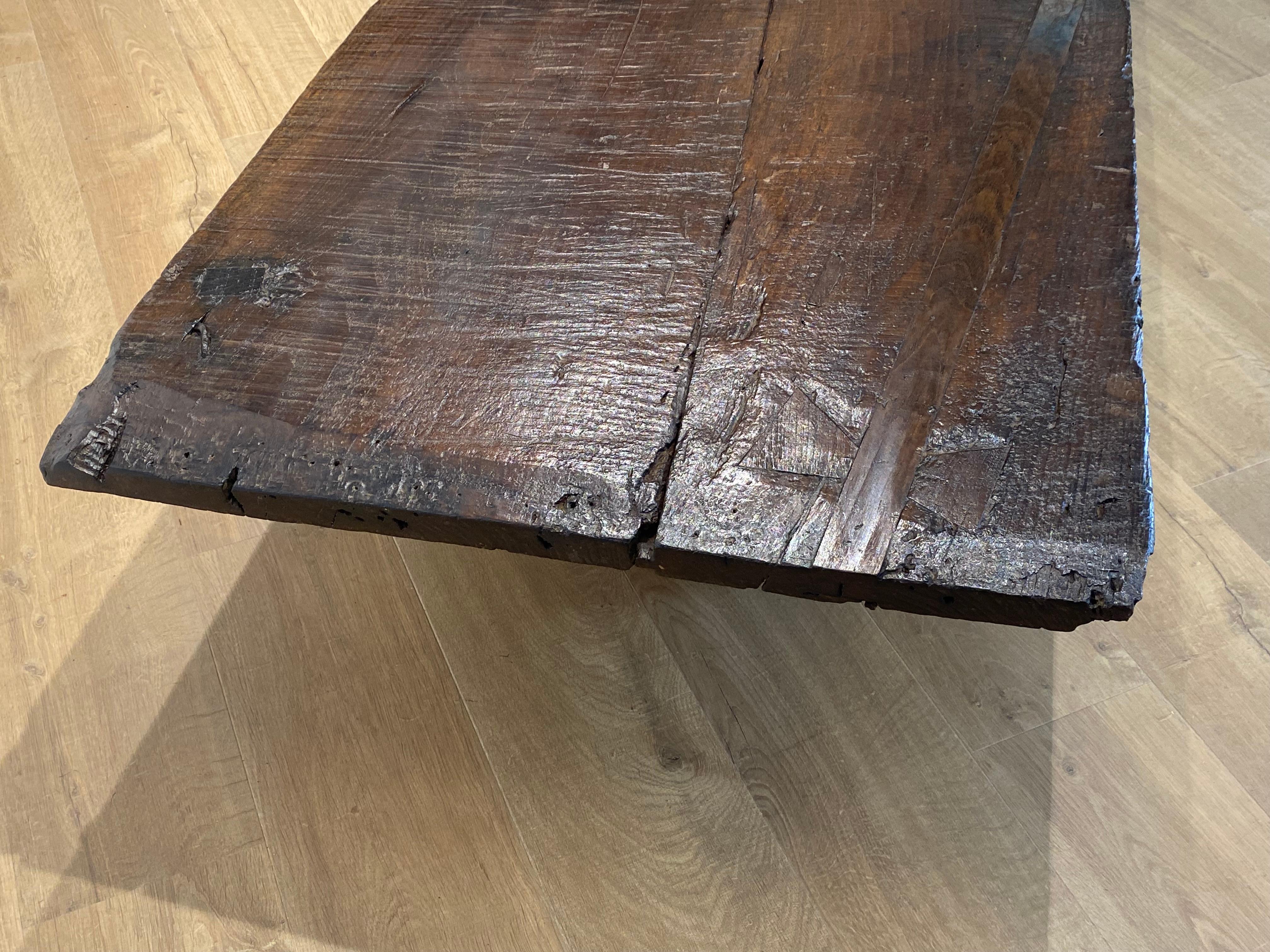 Table de canapé antique brutaliste en bois en vente 10