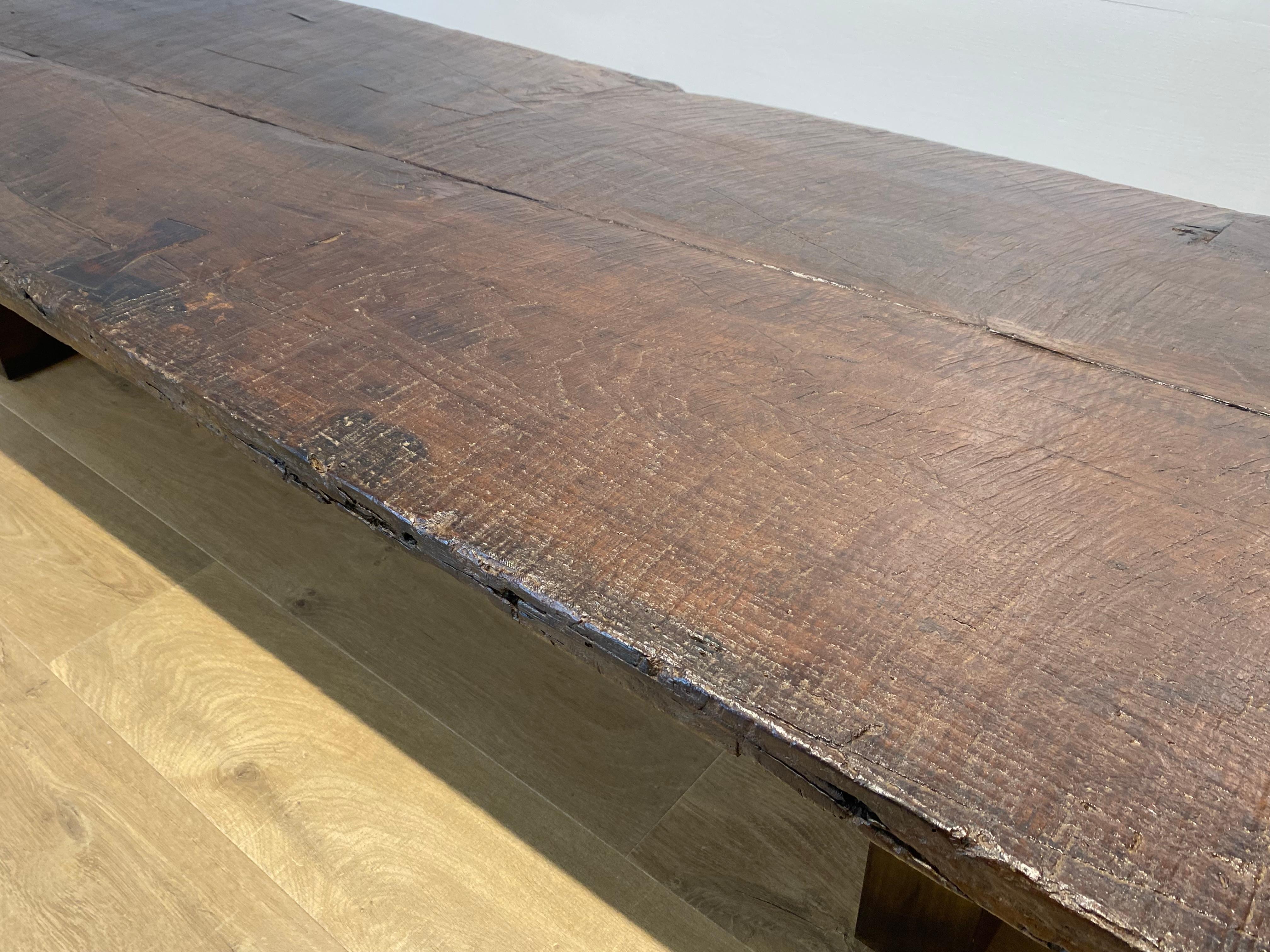 Table de canapé antique brutaliste en bois en vente 1