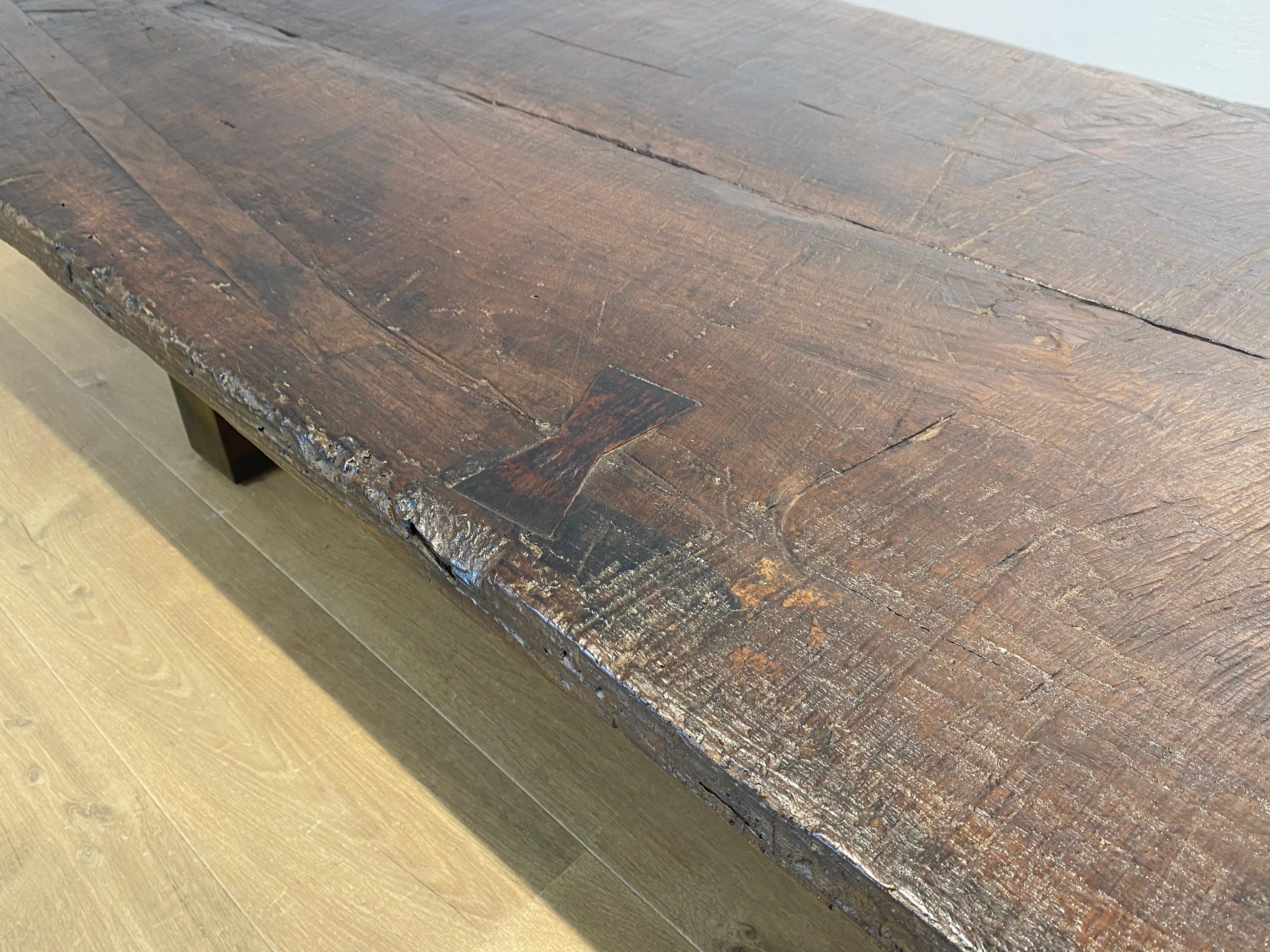 Table de canapé antique brutaliste en bois en vente 2