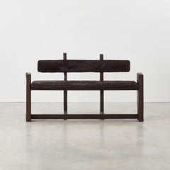 Brutalistische Holzbank, neu gepolstert mit Ponyhaar, Frankreich 1970er Jahre. Zwei verfügbar.