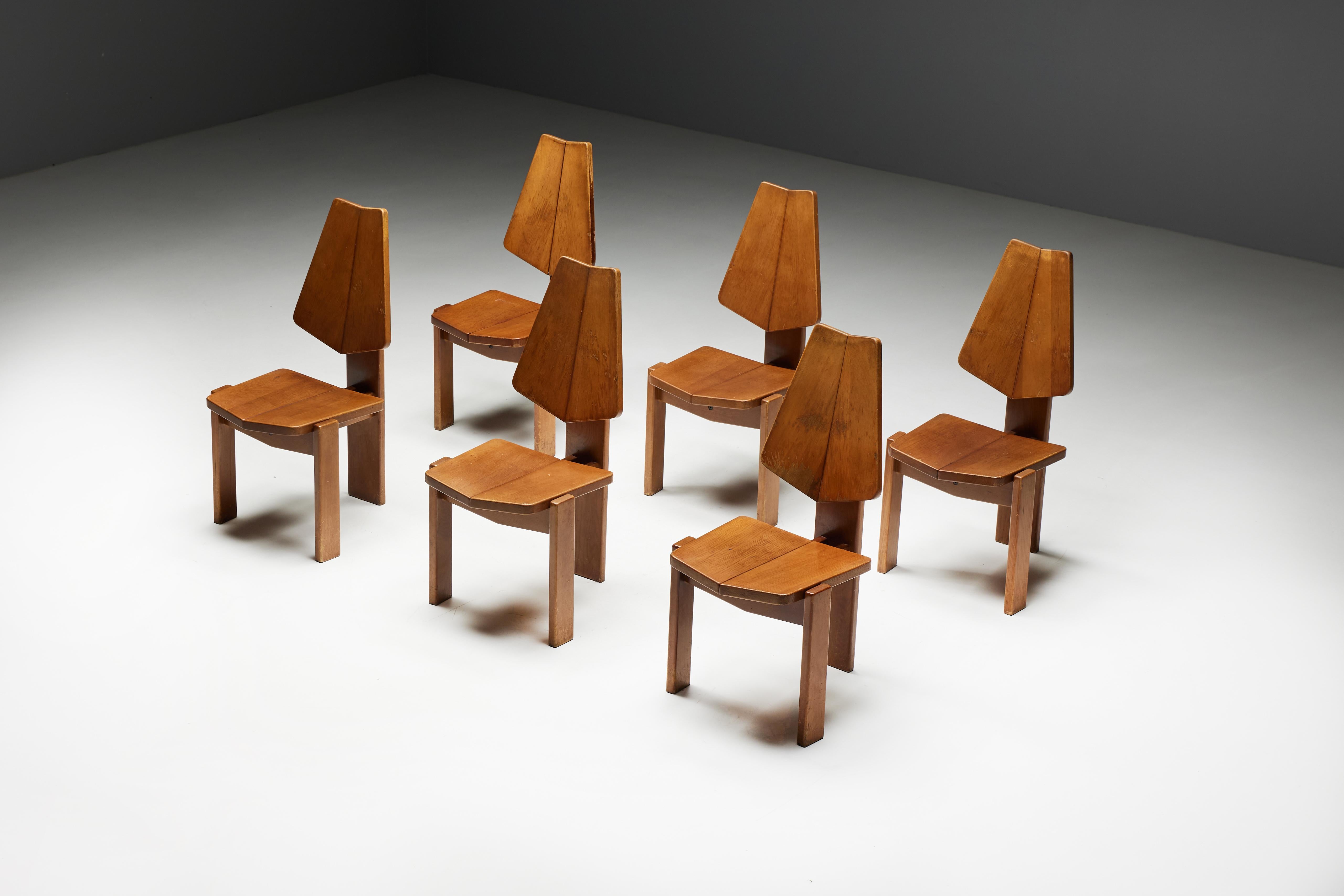 Chaises de salle à manger brutalistes, un mélange fascinant d'élégance sculpturale et de charme robuste. Fabriquées en bois massif riche, ces chaises incarnent le design brut et expressif des années 1970. Le dossier haut offre non seulement un