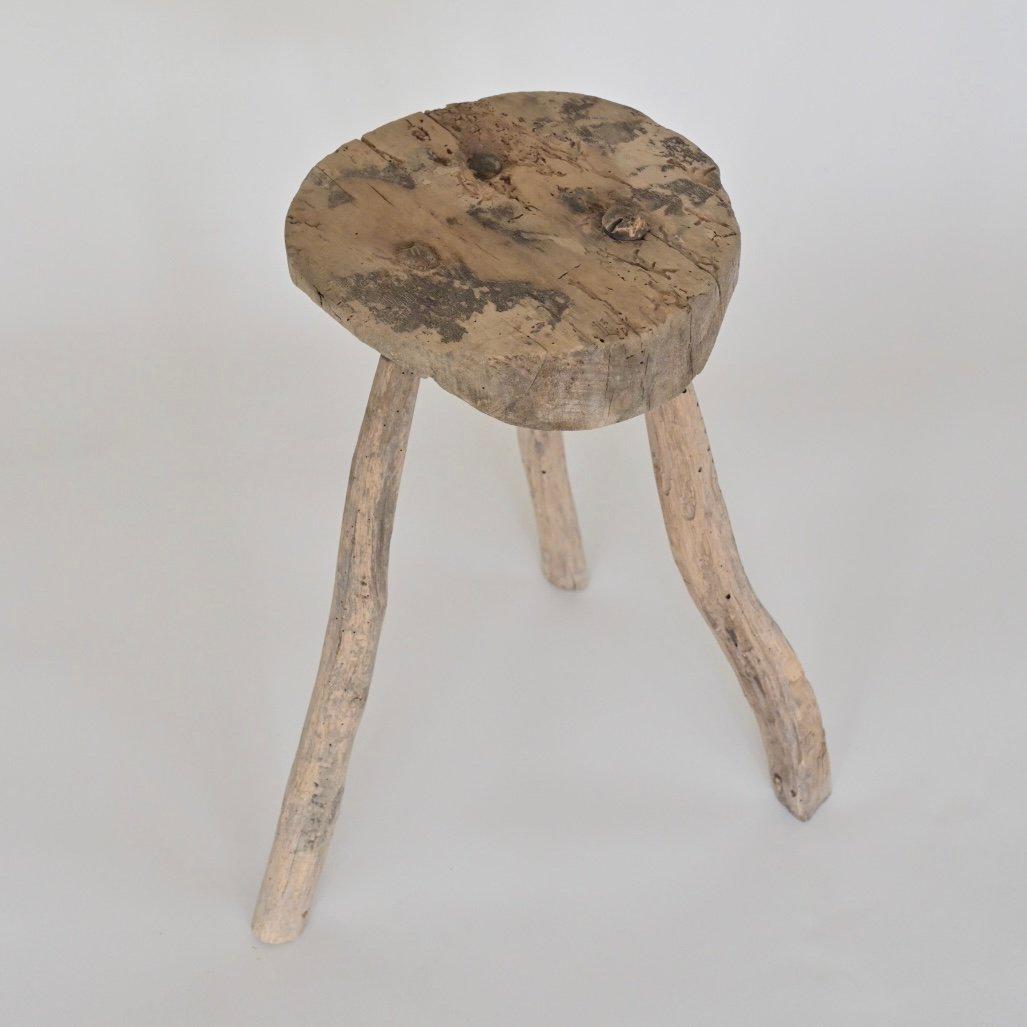 Brutalist wooden side table or stool In Distressed Condition For Sale In Malibu, CA