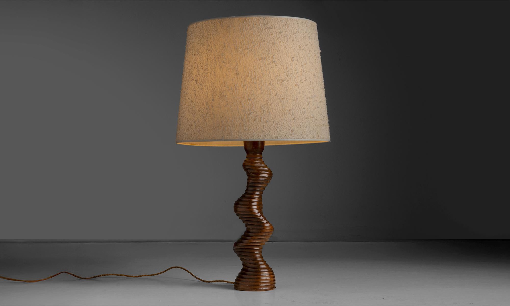 Francia, 1960
Lámpara de pie de madera torneada en espiral con pantalla de lino.
18 