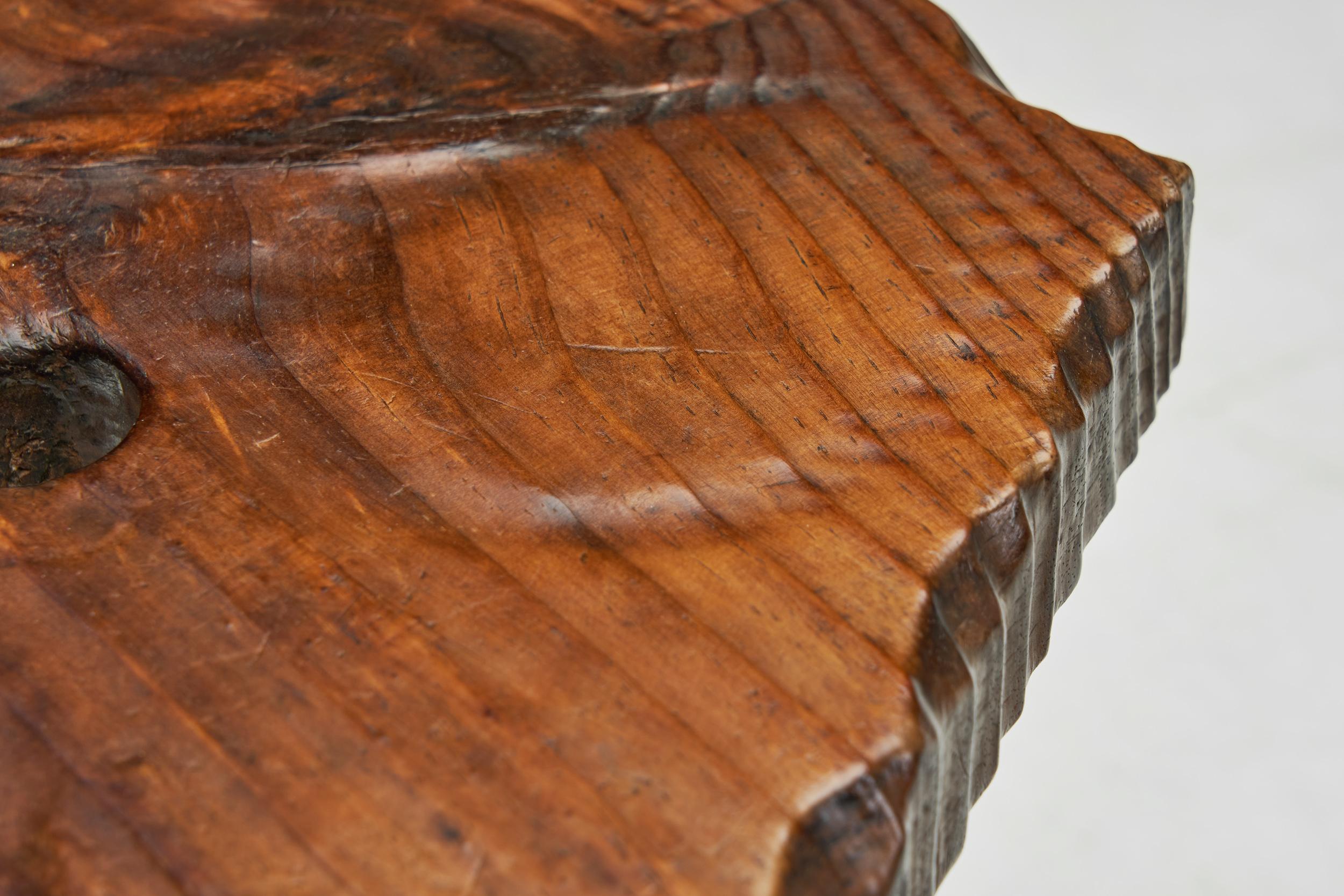Brutalistischer Holz-Dreibein-Hocker mit geschnitztem Herzdetail, Spanien 1960er Jahre im Angebot 4